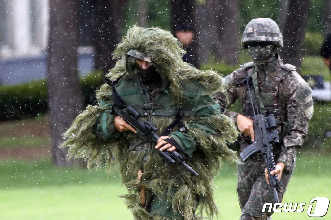 본문 이미지 - 을지훈련 첫날인 21일 오후 서울 여의도 국회 본청앞에서 육군 장병이 테러진압 예행연습을 하고 있다. 2023.8.21/뉴스1 ⓒ News1 황기선 기자