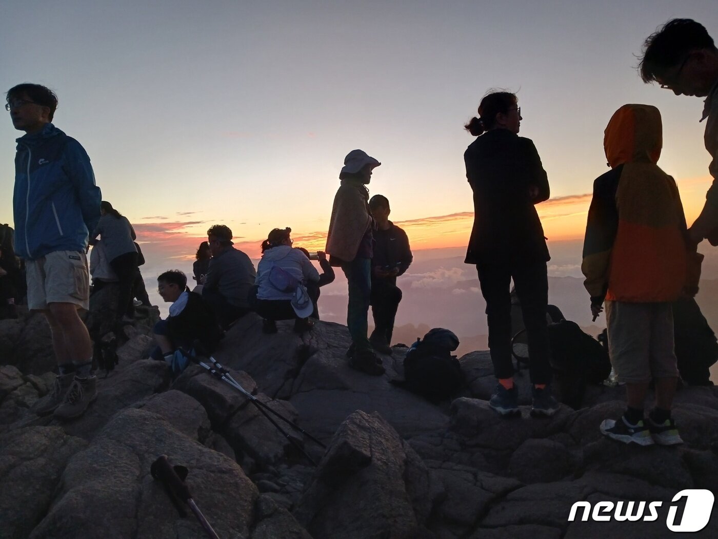 본문 이미지 - '과연 해는 뜰 것인가' 길게는 30㎞를 넘게 걸어온 등반객들이 천왕봉에서 일출을 기다리며 모여있다. 천왕봉의 날씨는 너무 변덕이 심해서 일출 감상은 대단한 행운이다.ⓒ 뉴스1