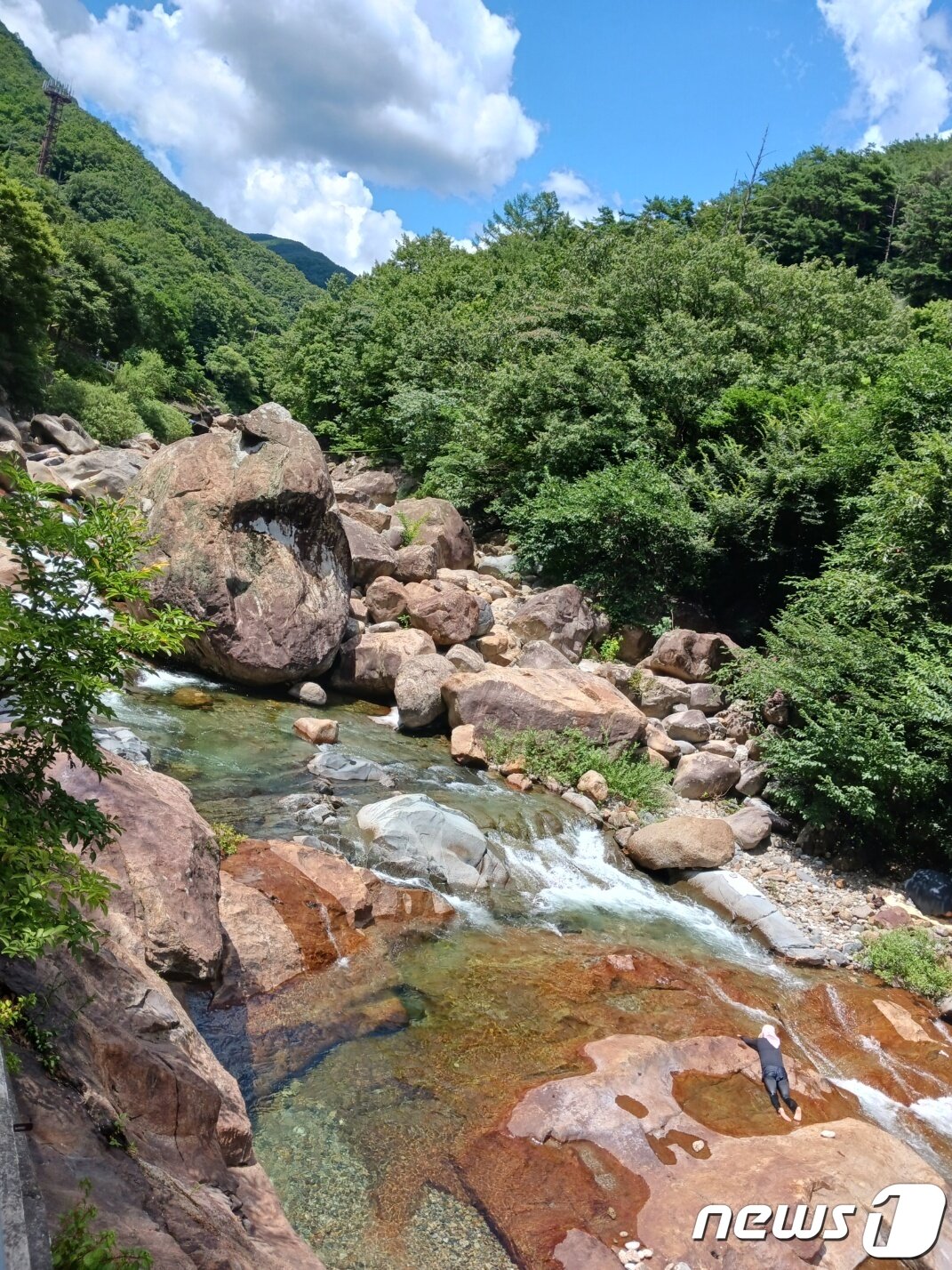 본문 이미지 - 유평마을에서 대원사까지 가는 길 왼편에 계곡이 흐른다.  유평계곡, 대원사계곡으로 부른다. 지리산의 돌답게 크고 넓어 피서객들이 너럭바위에서 더위를 식히고 있다.ⓒ 뉴스1