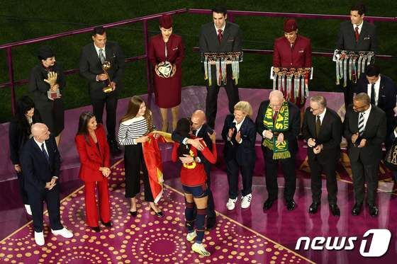 스페인 선수들과 여자 월드컵 우승을 기뻐하고 있는 스페인축구협회장(가운데). © AFP=뉴스1