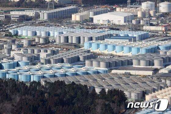 일본 정부가 후쿠시마 제1원자력발전소 오염수 해양 방류를 이르면 오는 24일 시작하겠다는 방침을 22일 확정했다. 사진은 지난 2월 14일 촬영한 후쿠시마현 오쿠마시에 있는 도쿄전력 후쿠시마 제1원자력발전소의 처리수 저장에 사용되는 저장탱크의 모습. © AFP=뉴스1 © News1 이동원 기자