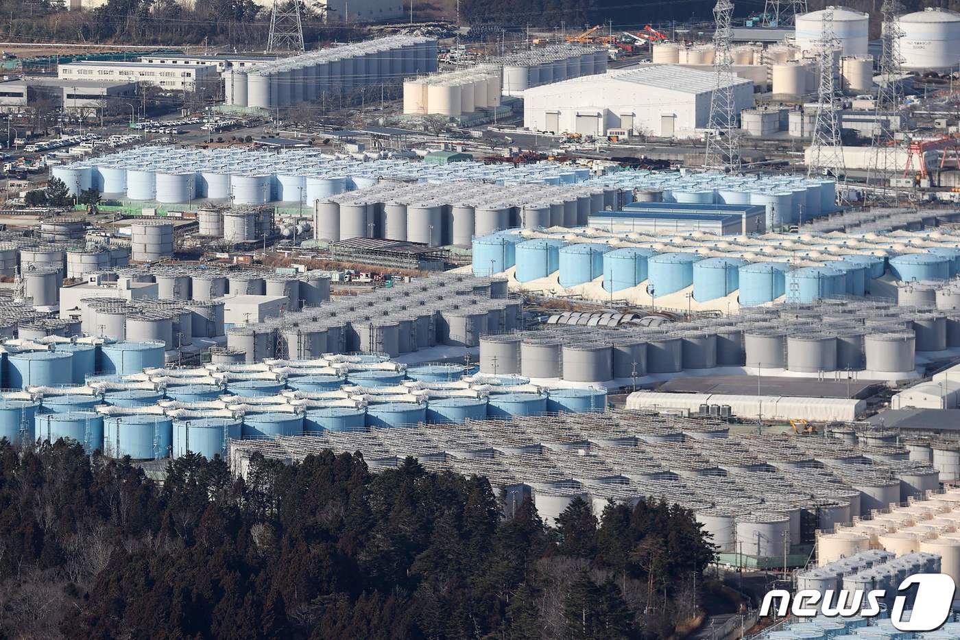 본문 이미지 - 일본 정부가 후쿠시마 제1원자력발전소 오염수 해양 방류를 이르면 오는 24일 시작하겠다는 방침을 22일 확정했다. 사진은 지난 2월 14일 촬영한 후쿠시마현 오쿠마시에 있는 도쿄전력 후쿠시마 제1원자력발전소의 처리수 저장에 사용되는 저장탱크의 모습. ⓒ AFP=뉴스1 ⓒ News1 이동원 기자