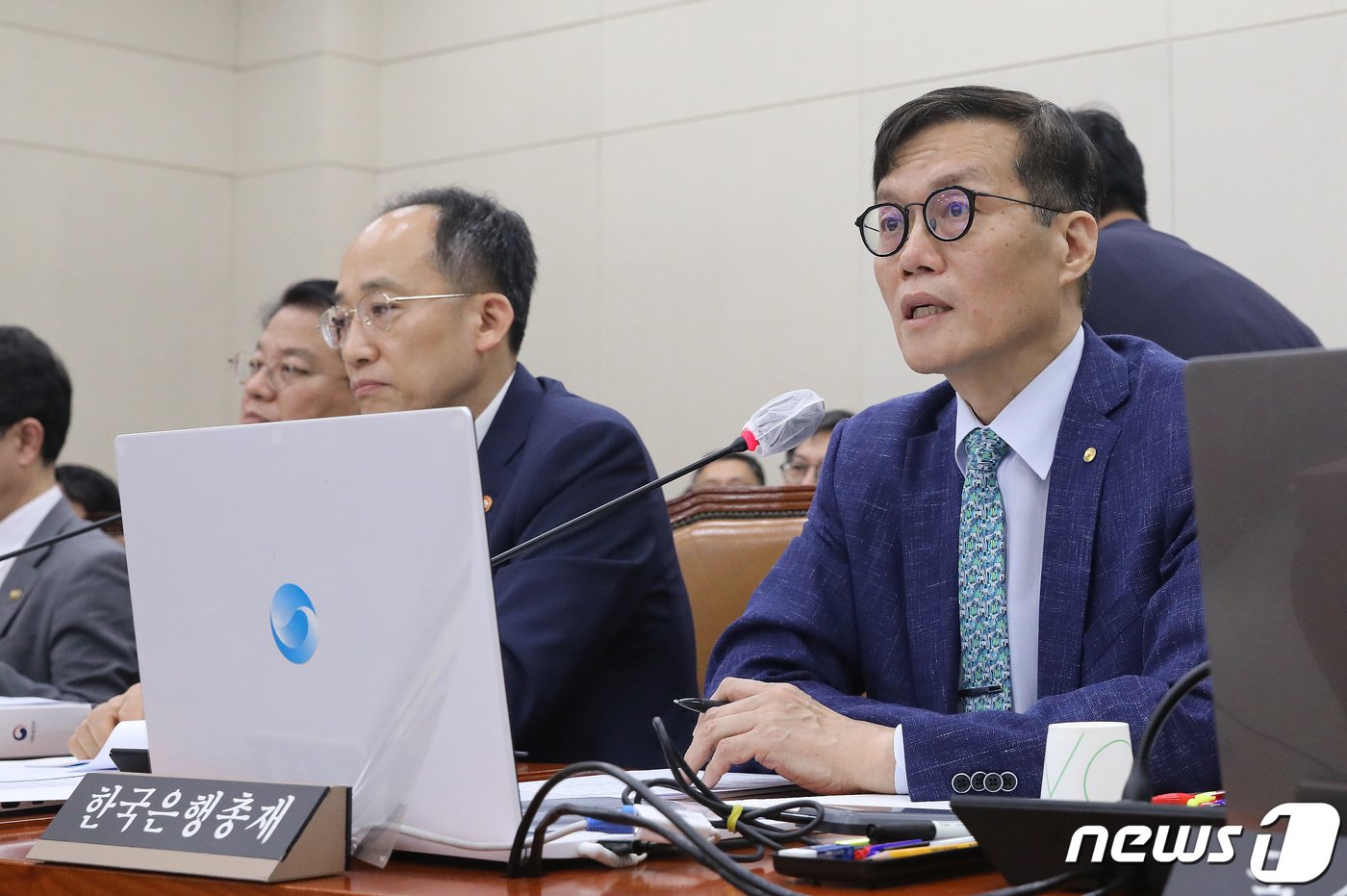 이창용 한국은행 총재&#40;오른쪽&#41;와 추경호 경제부총리 겸 기획재정부 장관 /뉴스1