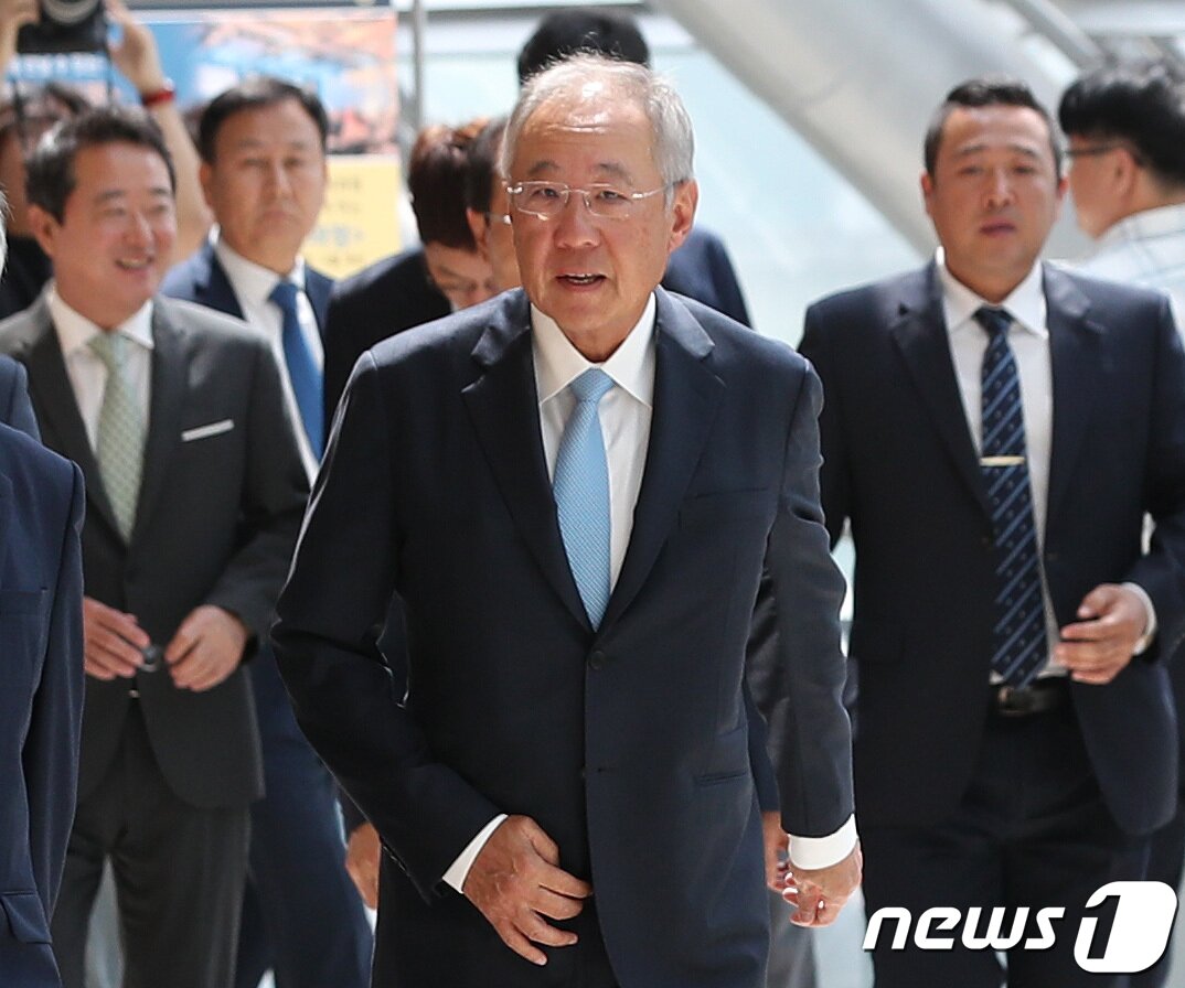 본문 이미지 - 류진 풍산그룹 회장이 22일 오전 서울 여의도 전경련회관에서 열리는 임시총회에 참석하고 있다. 전국경제인연합회(전경련)는 이날 임시총회에서 기관명을 '한국경제인협회(한경협)'로 변경하고, 산하기관이었던 한국경제연구원을 흡수 통합하는 안건을 논의한다. 또 신임 회장으로 류진 풍산 회장을 선임한다. 2023.8.22/뉴스1 ⓒ News1 구윤성 기자