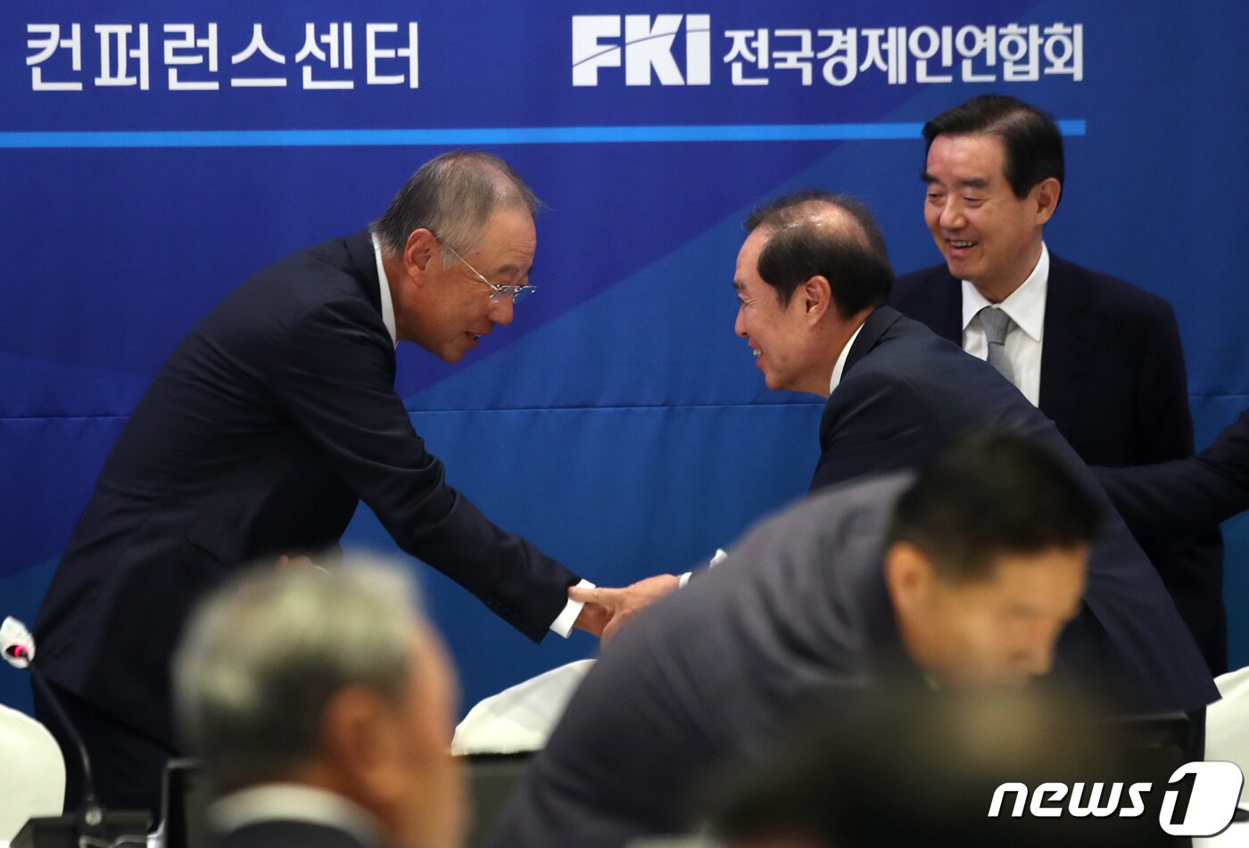 본문 이미지 - 류진 신임 전경련 회장과 김병준 회장 직무대행이 22일 서울 여의도 전경련회관에서 열린 임시총회에서 악수하고 있다. 2023.8.22/뉴스1 ⓒ News1 구윤성 기자