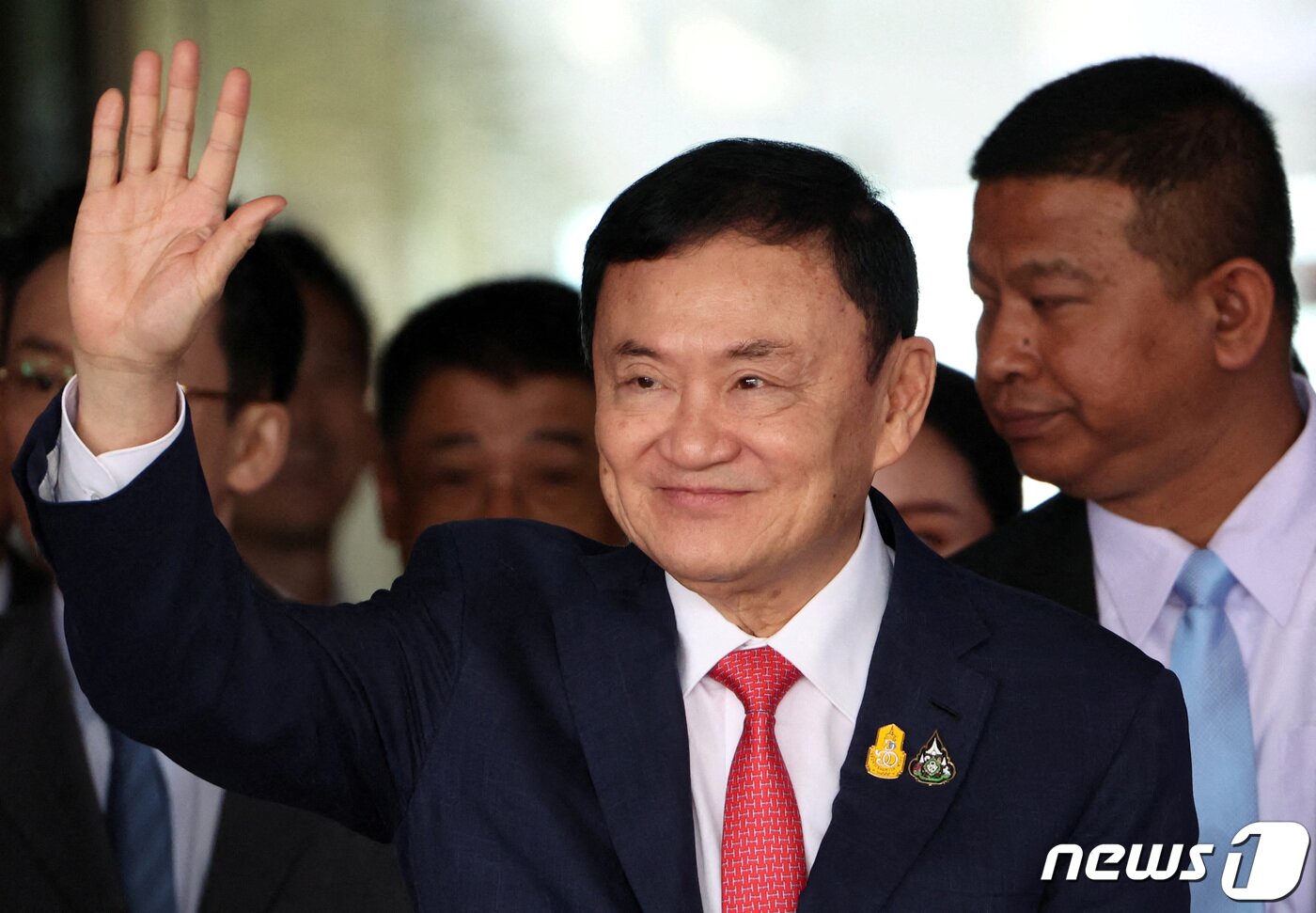 본문 이미지 - 탁신 친나왓 전 태국 총리가 15년간 해외 도피 생활을 마치고 22일 귀국했다. 사진은 방콕 돈므앙 공항에서 지지자들에게 인사하는 탁신 전 총리. 2023.08.22/ ⓒ 로이터=뉴스1 ⓒ News1 박재하 기자