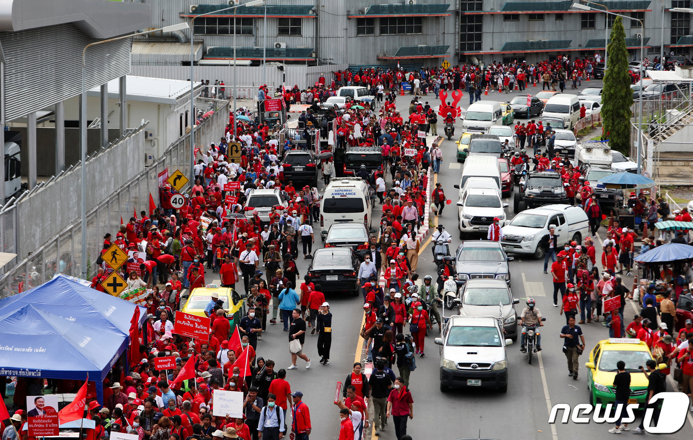 (방콕 로이터=뉴스1) 박재하 기자 = 22일 탁신 친나왓 전 태국 총리가 15년간 해외 도피 생활을 마치고 귀국한 가운데 그를 맞이하기 위해 열렬한 지지자들 '레드 셔츠'가 방콕 …