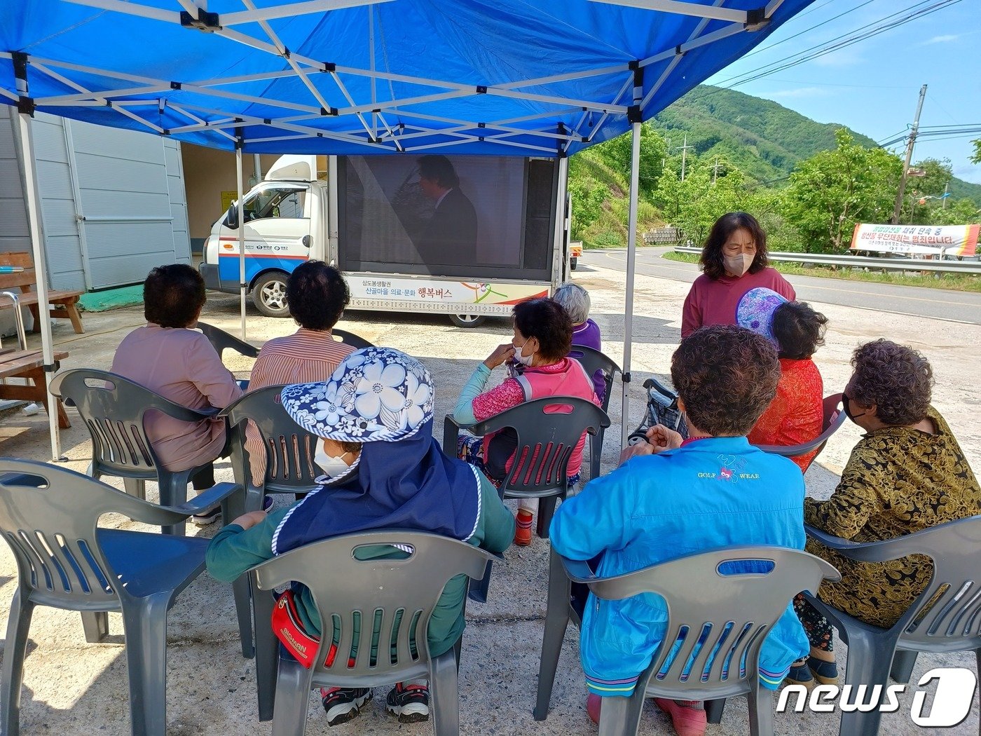 충북 영동 상촌면 어르신들이 삼도봉 생활권 산골마을 의료·문화 행복버스를 찾아 영화 관람을 하고 있다. &#40;영동군 제공&#41; /뉴스1 