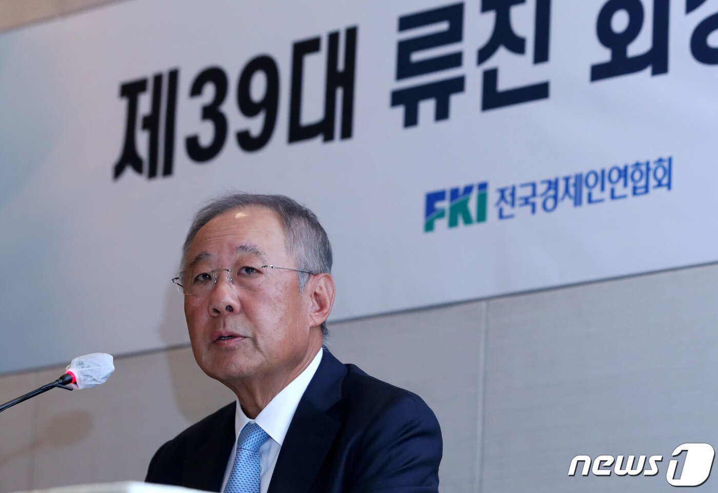 본문 이미지 - 류진 한국경제인협회(한경협) 신임 회장이 22일 오후 서울 여의도 전국경제인연합회(전경련)회관에서 열린 취임 기자간담회에서 취재진의 질문에 답하고 있다. 2023.8.22/뉴스1 ⓒ News1 구윤성 기자