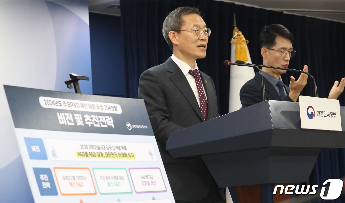 본문 이미지 - 이종호 과학기술정보통신부 장관이 22일 오후 서울 종로구 세종대로 정부서울청사에서 '정부 R&D 제도 혁신 방안'과 '2024년 국가연구개발사업 예산 배분·조정 결과' 브리핑을 하고 있다. 2023.8.22/뉴스1 ⓒ News1 김명섭 기자