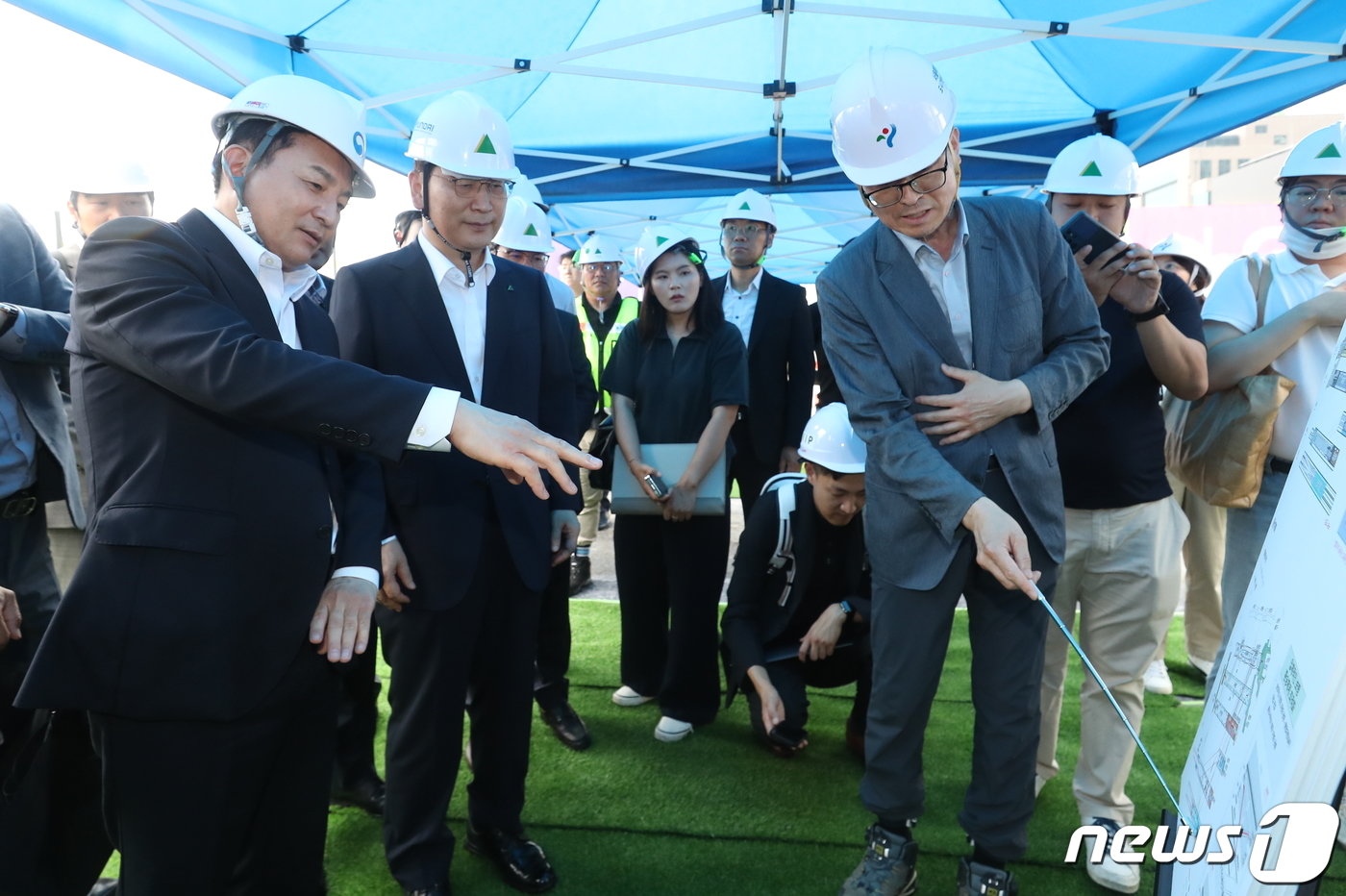 본문 이미지 - 원희룡 국토교통부 장관과 윤영준 현대건설 대표이사가 22일 오후 서울 강남구 삼성역 GTX-C 공사현장을 방문해 진행상황을 점검하고 있다. 2023.8.22/뉴스1 ⓒ News1 민경석 기자