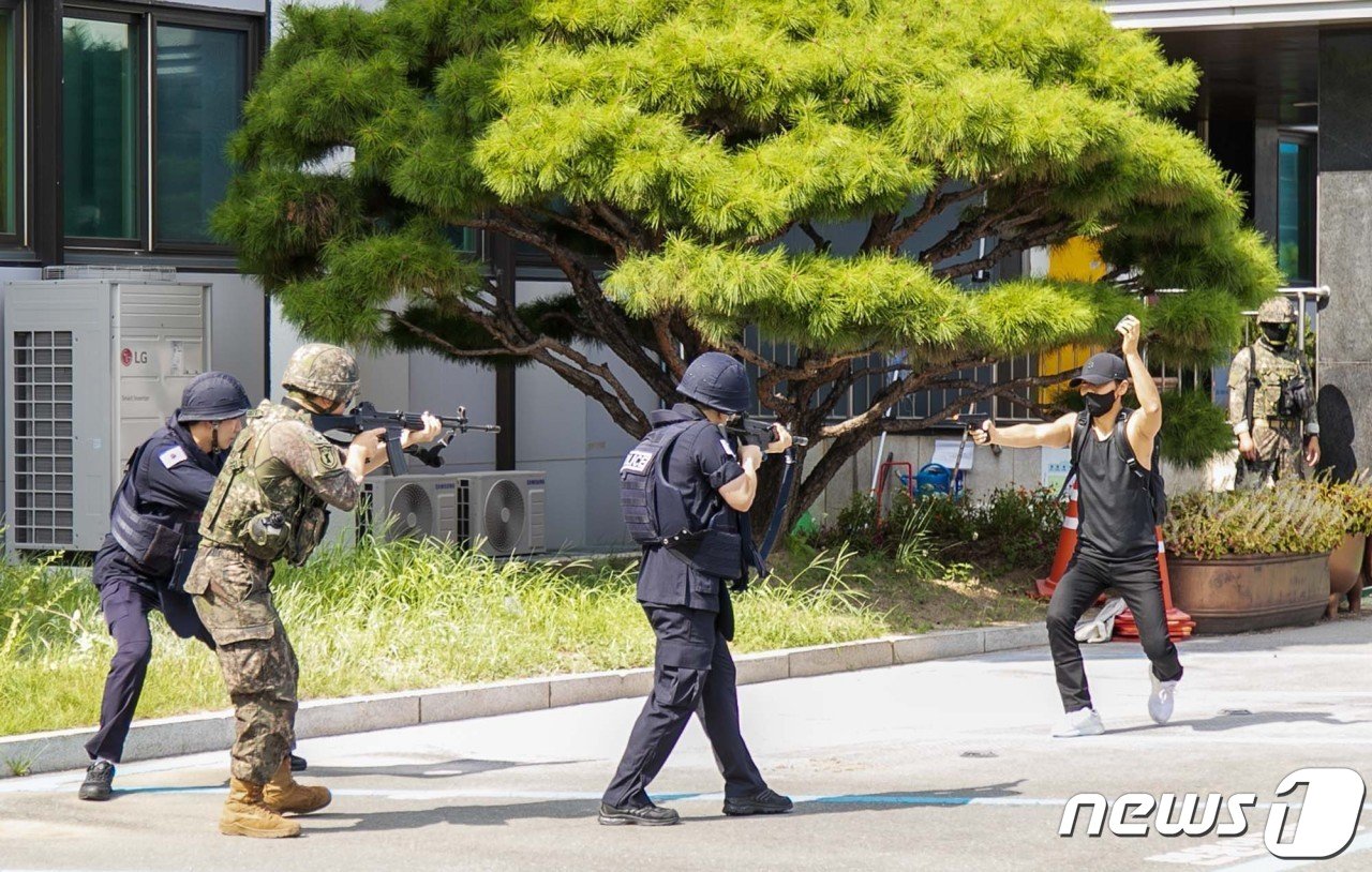 22일 대전 대덕구청에서 폭탄 테러 대응 훈련이 실시되고 있다. &#40;대덕구 제공&#41; /뉴스1