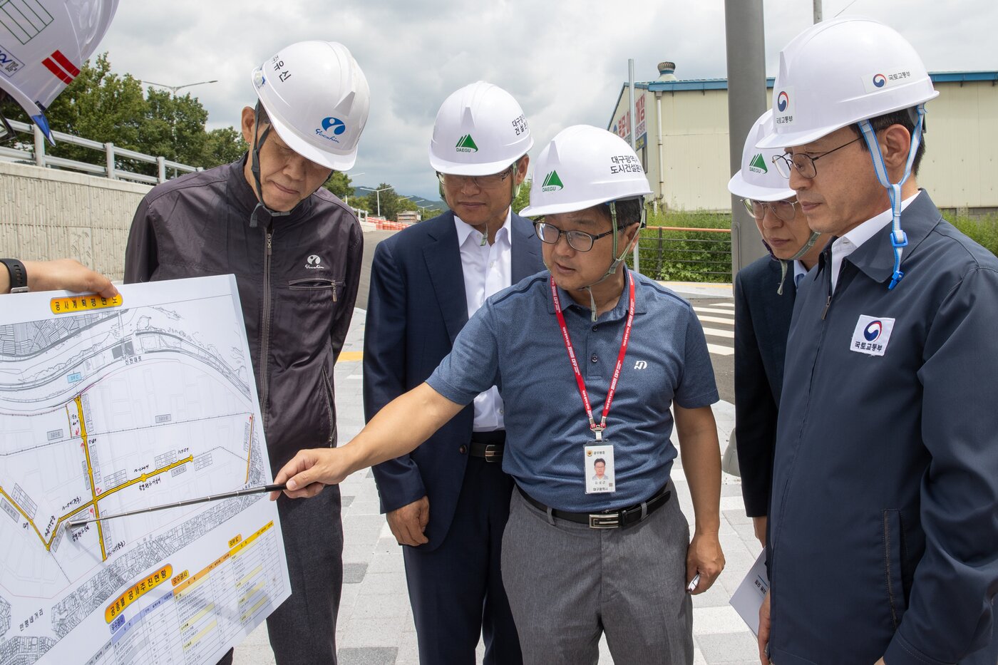 본문 이미지 - 18일 김오진 국토교통부 1차관이 대구 제3산단 재생사업을 점검하고 있다(국토부 제공)