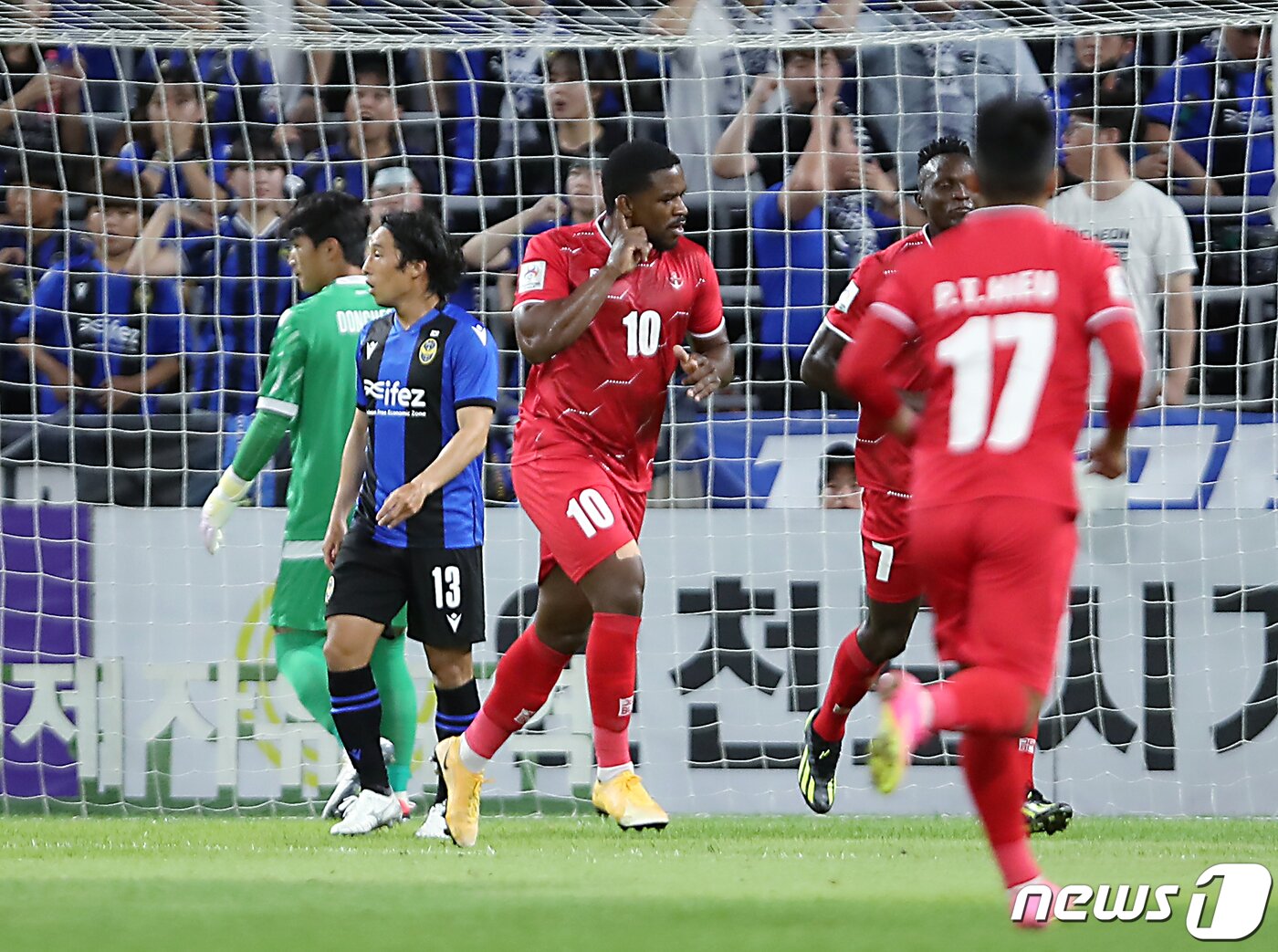본문 이미지 - 22일 인천광역시 중구 도원동 인천축구전용경기장에서 열린 AFC 챔피언스리그(ACL) 2023~2024 플레이오프 인천 유나이티드와 베트남 하이퐁FC의 경기에서 전반 5분 하이퐁 유리 수자 알메이다가 선제골을 넣은 뒤 골 세리머니를 하고 있다. 2023.8.22/뉴스1 ⓒ News1 박정호 기자