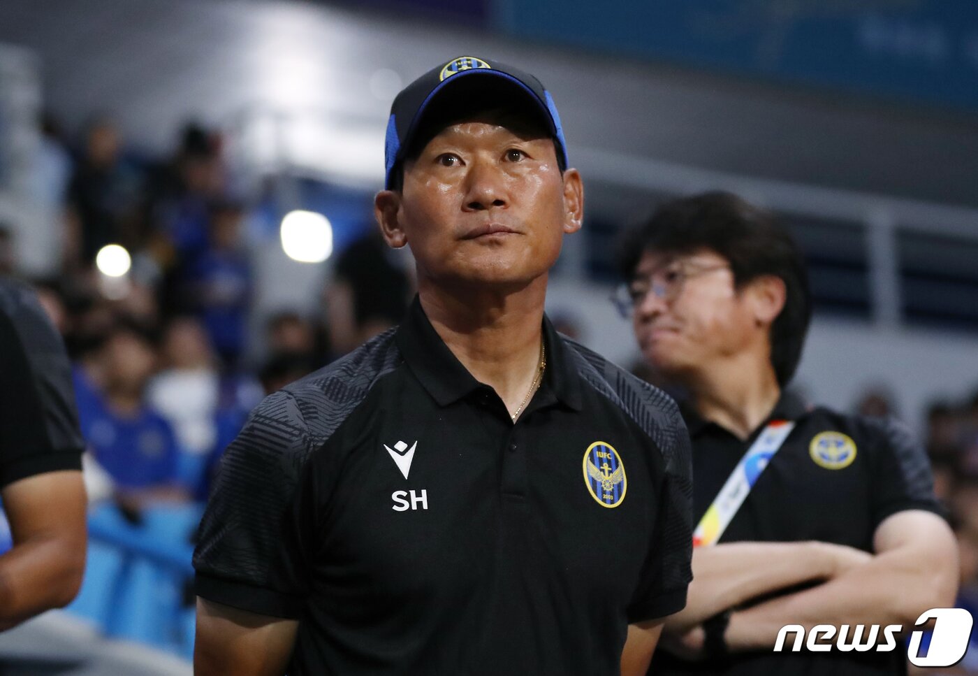 본문 이미지 - 22일 인천광역시 중구 도원동 인천축구전용경기장에서 열린 AFC 챔피언스리그(ACL) 2023~2024 플레이오프 인천 유나이티드와 베트남 하이퐁FC의 경기에서 인천 조성환 감독이 피치를 바라보고 있다. 2023.8.22/뉴스1 ⓒ News1 박정호 기자