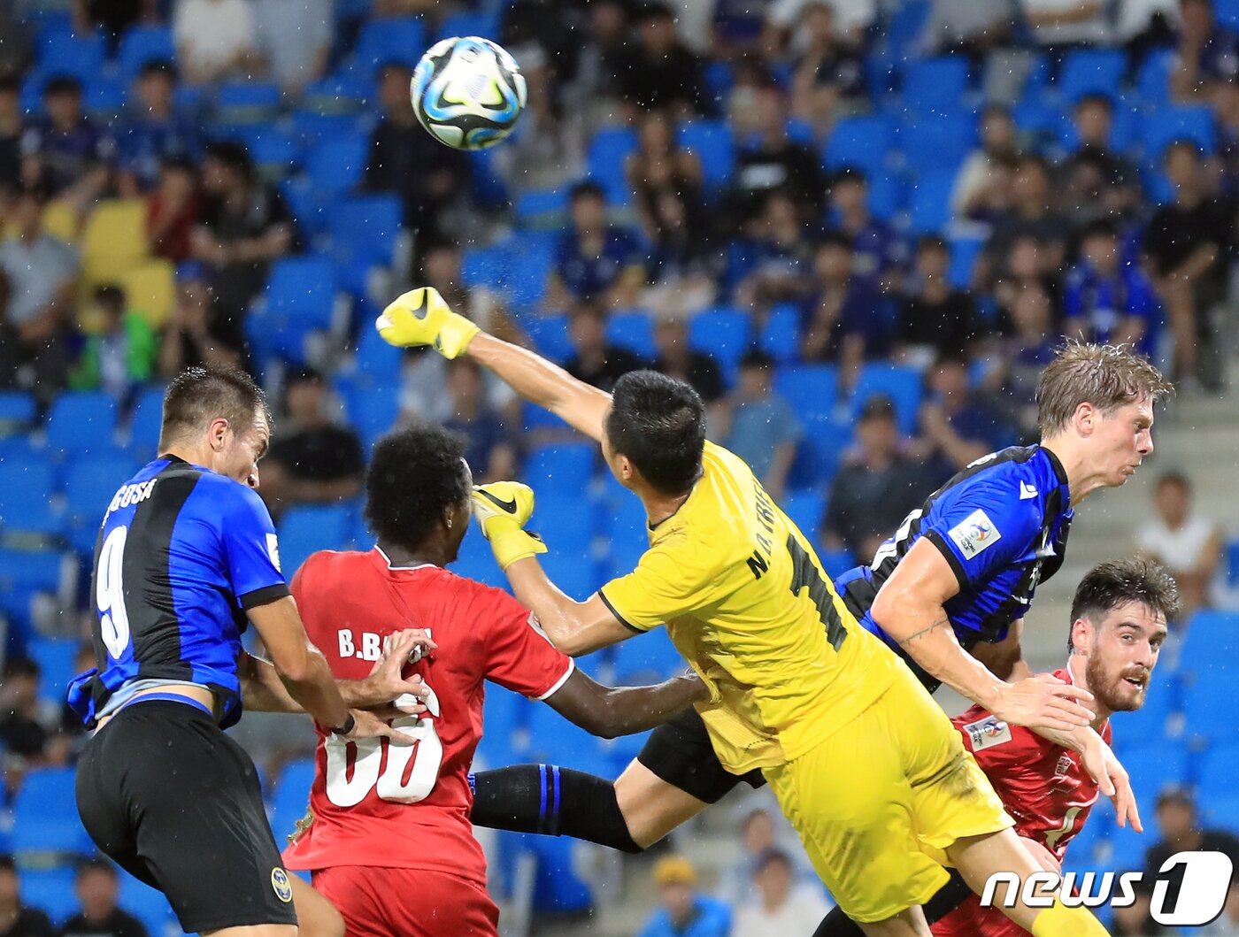 본문 이미지 - 22일 인천광역시 중구 도원동 인천축구전용경기장에서 열린 AFC 챔피언스리그(ACL) 2023~2024 플레이오프 인천 유나이티드와 베트남 하이퐁FC의 경기에서 하이퐁 응우옌 딘 트리우 골키퍼가 인천 무고사와 델브리지에 앞서 펀칭으로 공을 걷어내고 있다. 2023.8.22/뉴스1 ⓒ News1 박정호 기자