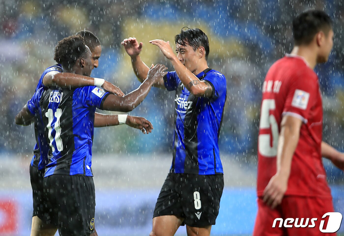 본문 이미지 - 22일 인천광역시 중구 도원동 인천축구전용경기장에서 열린 AFC 챔피언스리그(ACL) 2023~2024 플레이오프 인천 유나이티드와 베트남 하이퐁FC의 경기에서 연장 전반 역전골을 넣은 인천 에르난데스가 제르소, 신진호와 기쁨을 나누고 있다. 2023.8.22/뉴스1 ⓒ News1 박정호 기자