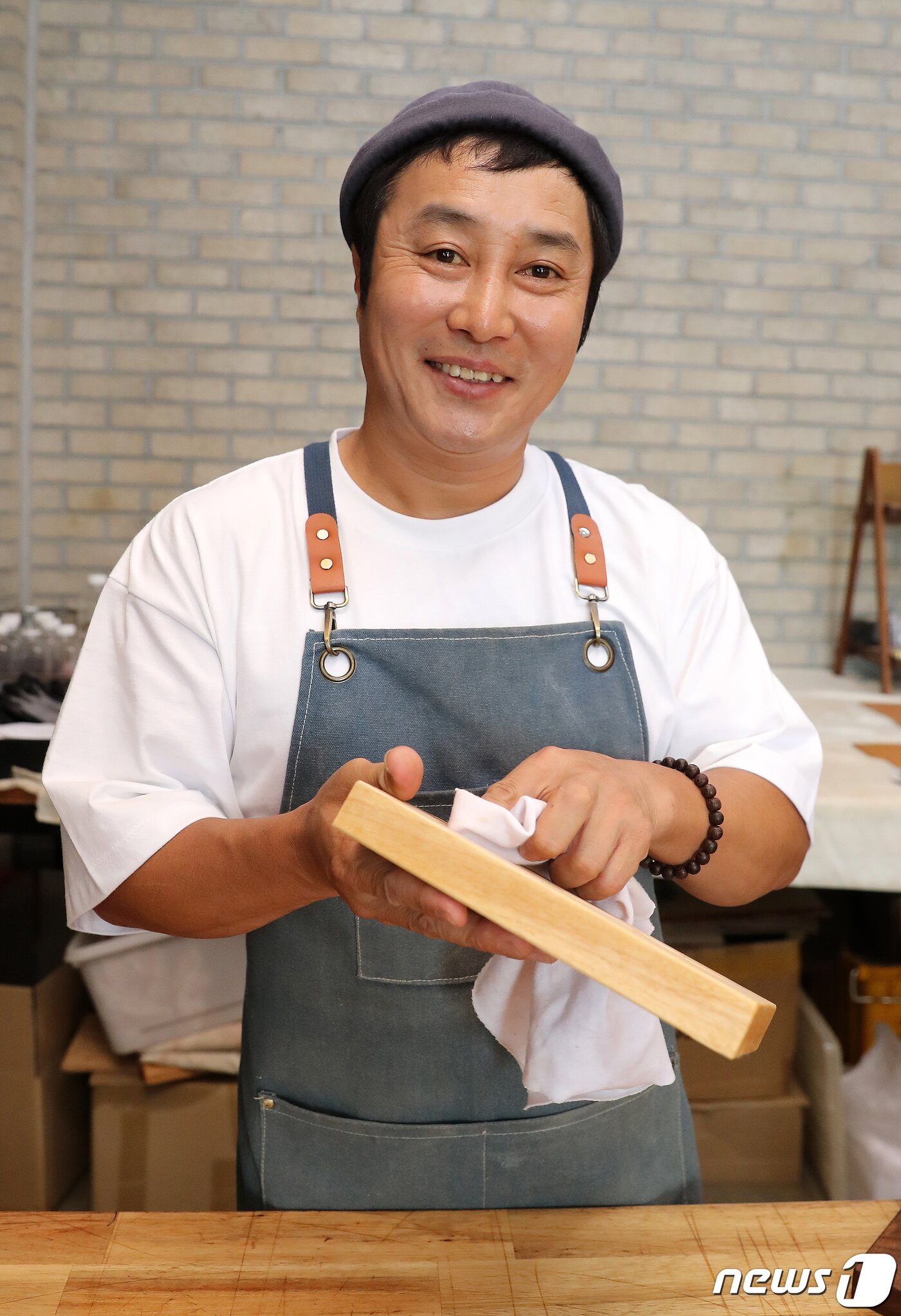 본문 이미지 - 개그맨 김병만이 경기도 양주시의 한 카페에서 뉴스1과 인터뷰를 앞두고 목공예 작업을 선보이고 있다. /뉴스1 ⓒ News1 김진환 기자