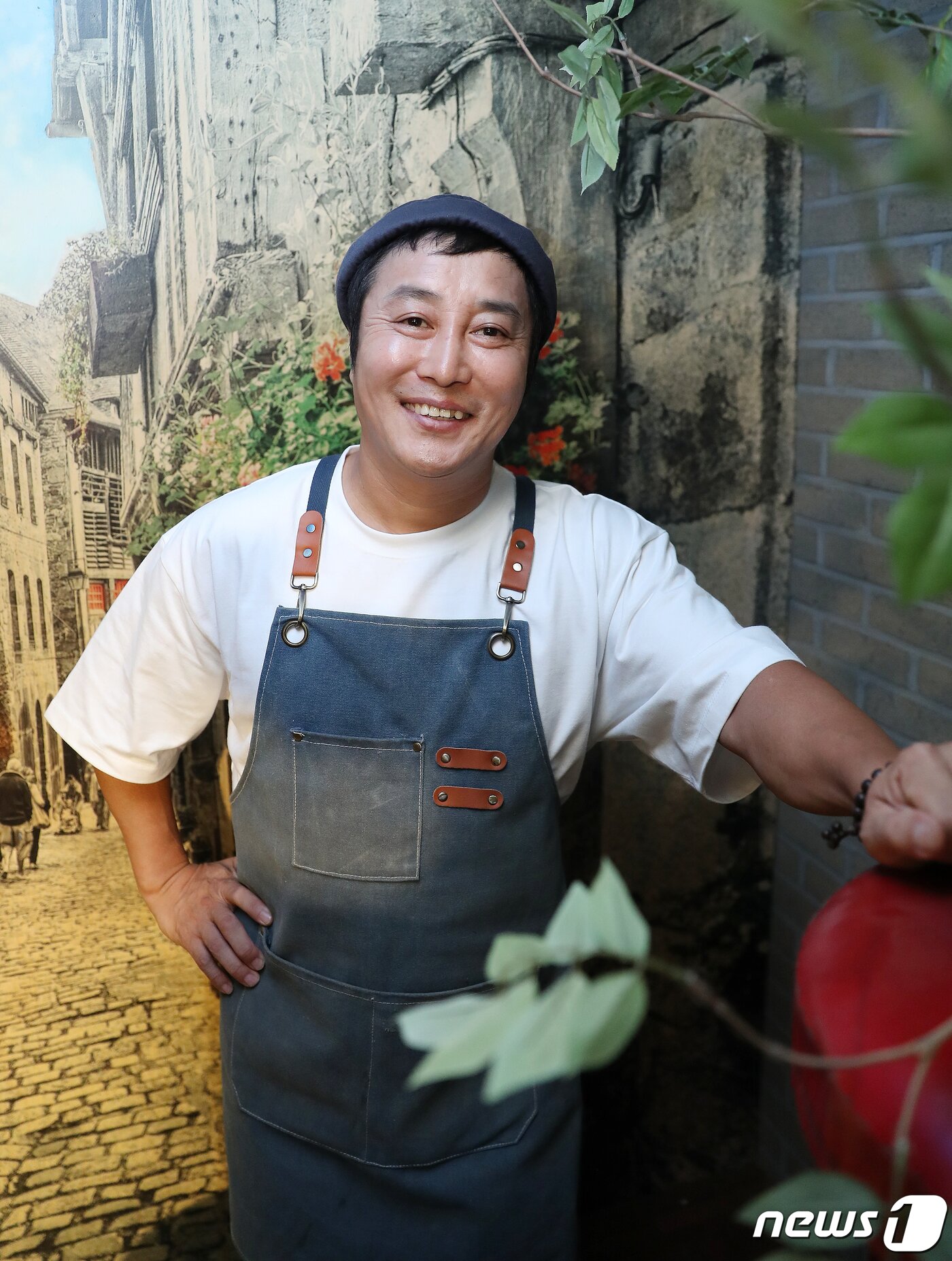 본문 이미지 - 개그맨 김병만이 경기도 양주시의 한 카페에서 뉴스1과 인터뷰를 앞두고 포즈를 취하고 있다. /뉴스1 ⓒ News1 김진환 기자
