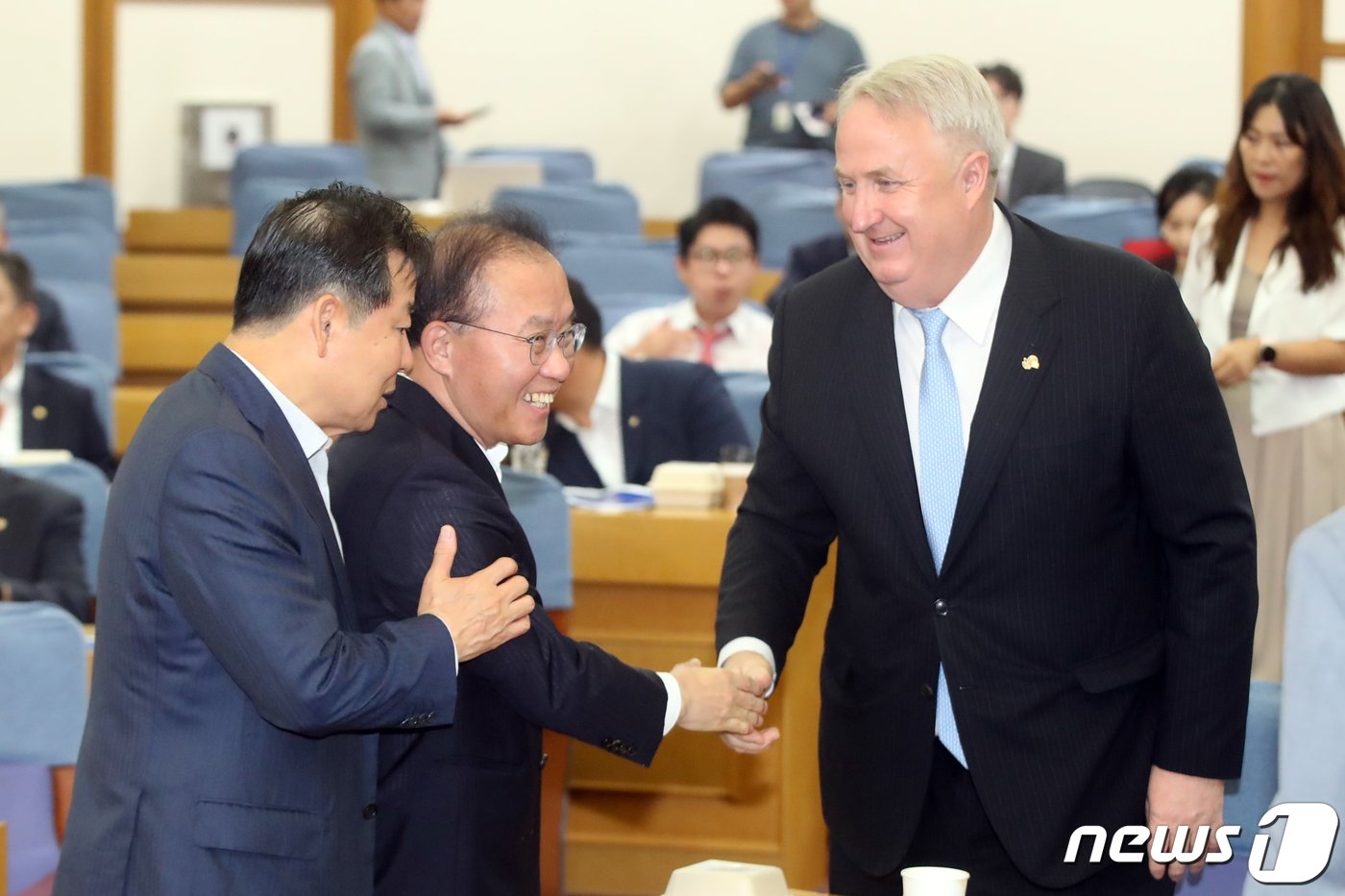 윤재옥 국민의힘 원내대표와 인요한 연세대 의과대학 교수가 23일 오전 서울 여의도 국회의원회관에서 열린 &#39;국민공감 열두 번째 공부모임&#39;에서 인사를 나누고 있다. 2023.8.23/뉴스1 ⓒ News1 황기선 기자