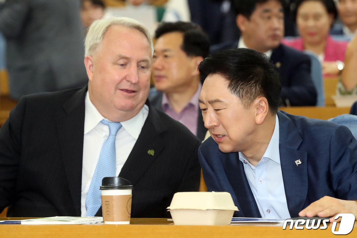 본문 이미지 - 김기현 국민의힘 대표와 인요한 연세대 의과대학 교수가 23일 오전 서울 여의도 국회의원회관에서 열린 '국민공감 열두 번째 공부모임'에서 대화를 나누고 있다. 2023.8.23/뉴스1 ⓒ News1 황기선 기자