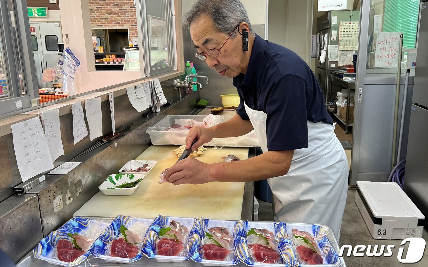 본문 이미지 - 9일 일본 후쿠시마현 제1 원자력발전소 인근 슈퍼마켓에서 가게 주인이 시판용 회를 준비하고 있다. 2023.08.09/ ⓒ 로이터=뉴스1 ⓒ News1 권진영 기자