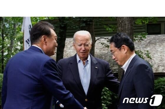 윤석열 대통령과 조 바이든 미국 대통령, 기시다 후미오 일본 총리가 18일(현지시간) 미국 워싱턴DC 인근 대통령 별장인 캠프 데이비드에서 열린 한미일 정상회의에 앞서 인사를 나누고 있다. 2023.8.18 ©로이터=뉴스1 © News1 오대일 기자 © News1 나주희