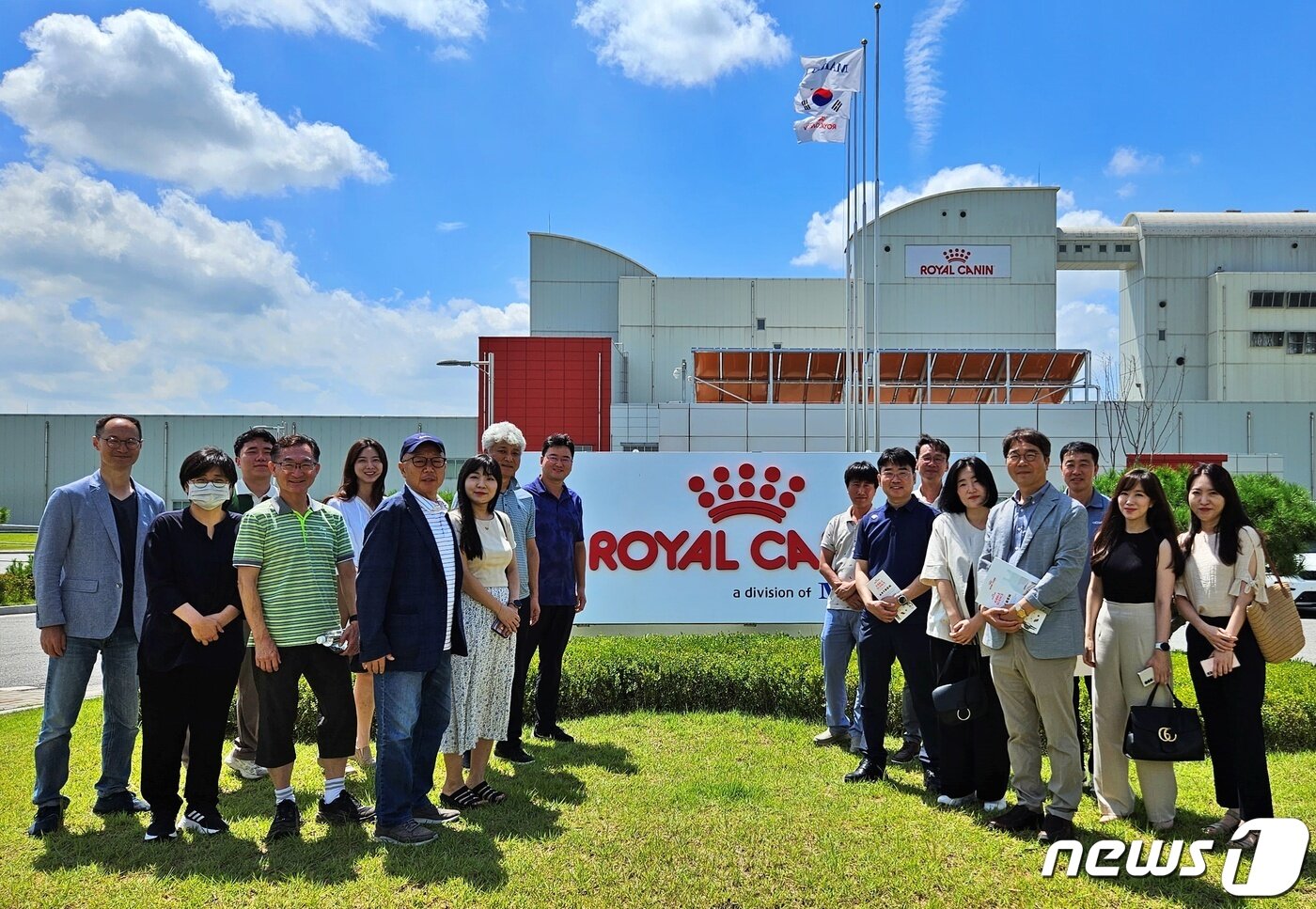 본문 이미지 - 한국수의영양학회 임원진이 21일 로얄캐닌 김제공장을 둘러본 뒤 기념사진을 찍고 있다. ⓒ 뉴스1 최서윤 기자