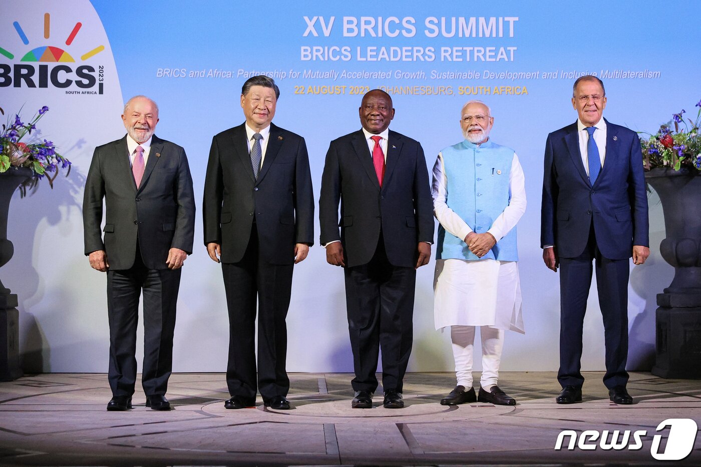 본문 이미지 - 시릴 라마포사 남아프리카공화국 대통령과 루이스 이나시우 룰라 다시우바 브라질 대통령, 시진핑 중국 국가주석, 나렌드라 모디 인도 총리, 세르게이 라브로프 러시아 외무장관이 지난 22일(현지시간) 남아공 요하네스버그에서 열린 브릭스 정상회의 중 포즈를 취하고 있다. 2023.8.23 ⓒ 로이터=뉴스1 ⓒ News1 우동명 기자