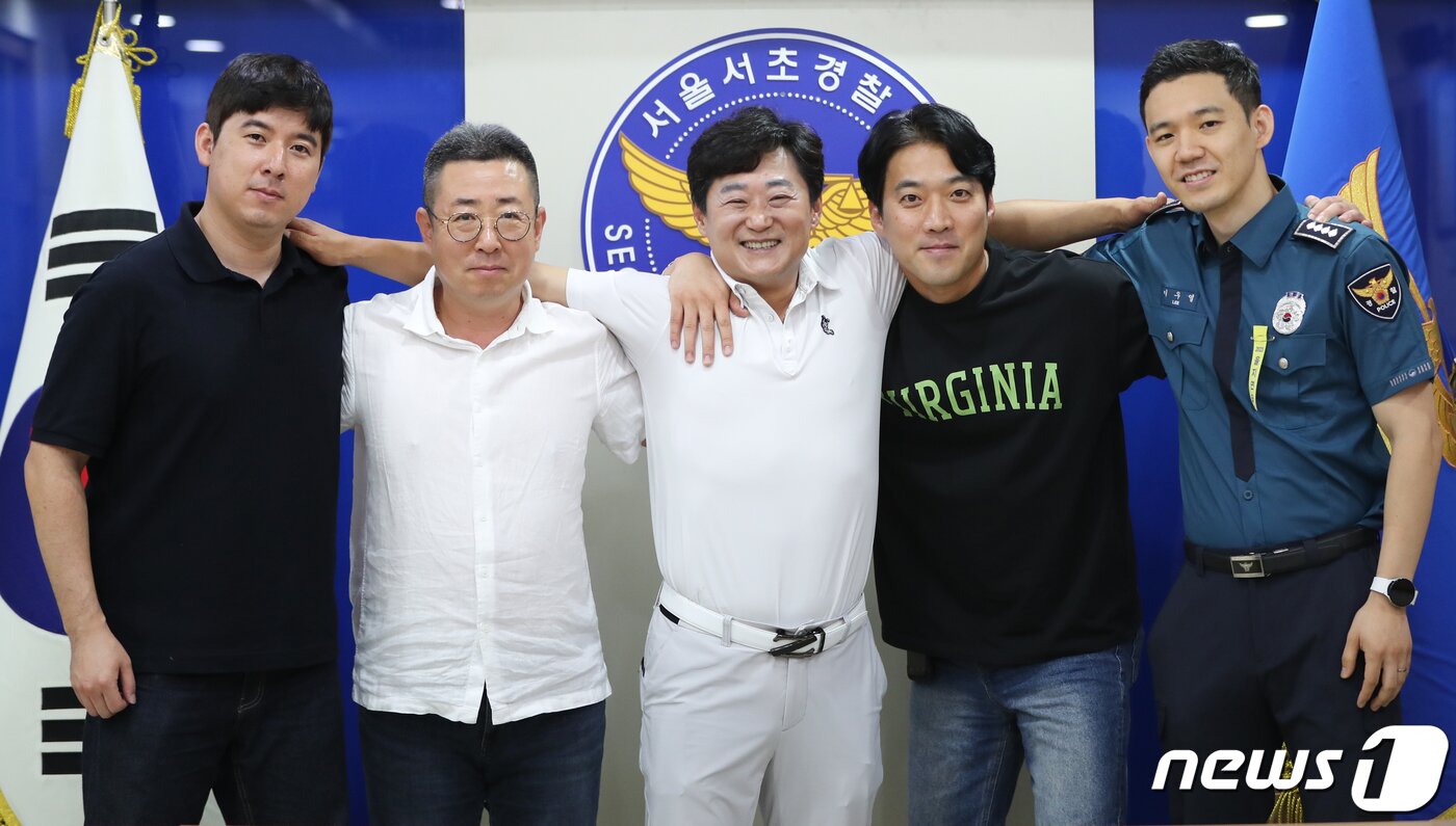 본문 이미지 - 곽중석 서초경찰서 경감과 팀원들이 23일 서울 서초경찰서에서 뉴스1과 인터뷰를 하기 앞서 포즈를 취하고 있다. 2023.8.23/뉴스1 ⓒ News1 허경 기자