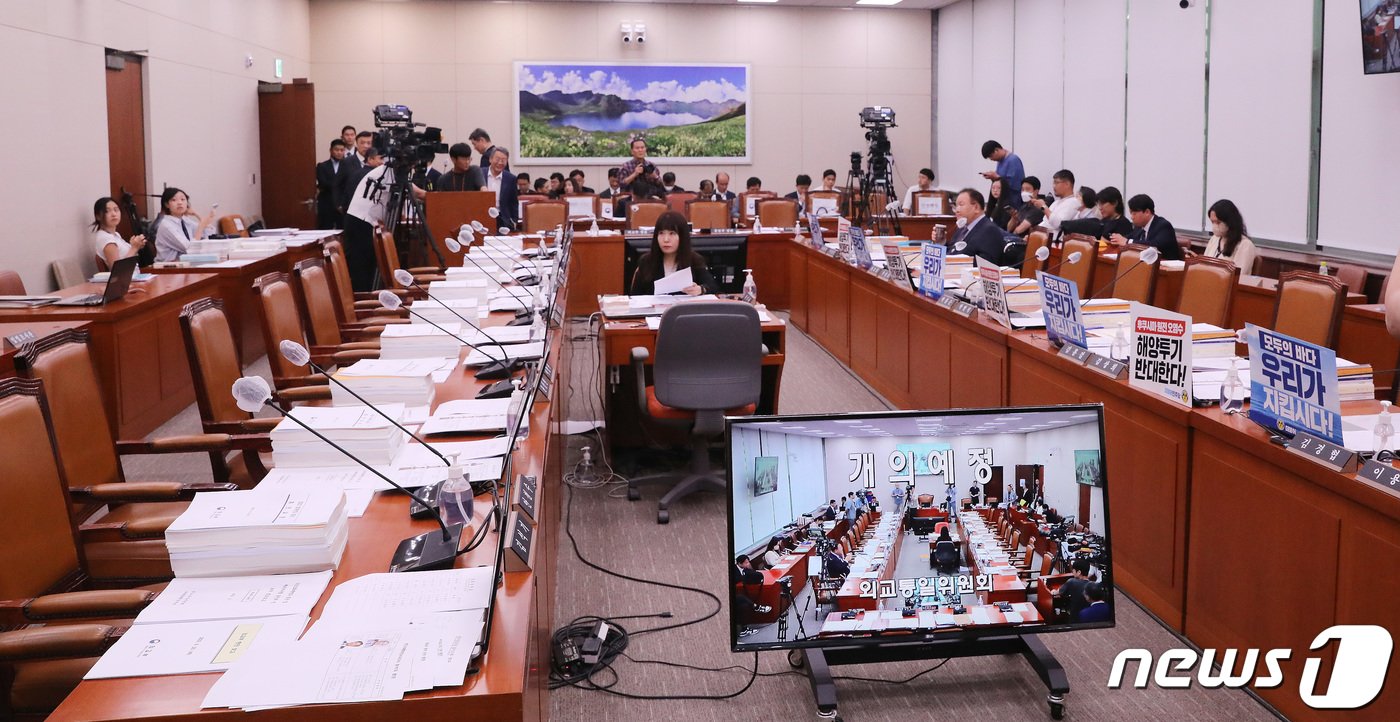 본문 이미지 - 23일 오전 서울 여의도 국회에서 열릴 예정인 외교통일위원회 전체회의가 더불어민주당 의원들의 후쿠시마 오염수 방류 반대 피켓으로 회의가 지연되고 있다. 2023.8.23/뉴스1 ⓒ News1 임세영 기자