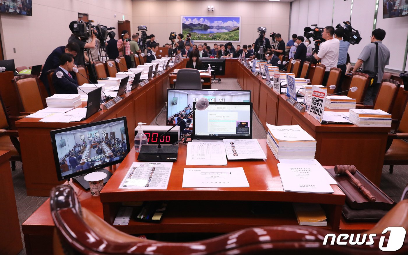 본문 이미지 - 23일 오전 서울 여의도 국회에서 열릴 예정인 외교통일위원회 전체회의가 더불어민주당 의원들의 후쿠시마 오염수 방류 반대 피켓으로 회의가 지연되고 있다. 2023.8.23/뉴스1 ⓒ News1 임세영 기자