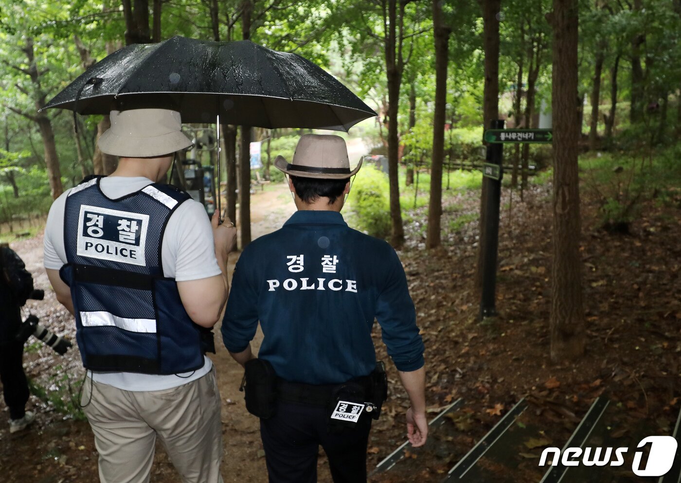 본문 이미지 - 23일 오전 서울 관악구 목골산 둘레길을 경찰이 순찰하고 있다. 2023.8.23/뉴스1 ⓒ News1 김진환 기자