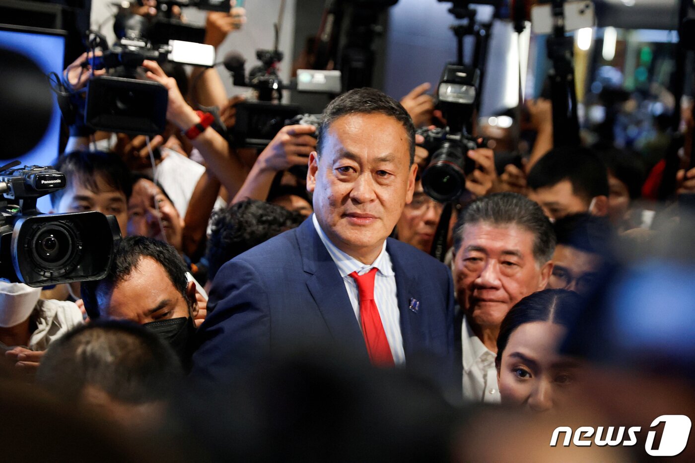 본문 이미지 - 22일(현지시간) 부동산 재벌 출신 세타 타위신(60)이 제30대 태국 총리로 선출됐다. 사진은 이날 총리 당선 발표 후 기자회견에 참석하는 세타. 2023.08.22/ ⓒ 로이터=뉴스1 ⓒ News1 박재하 기자