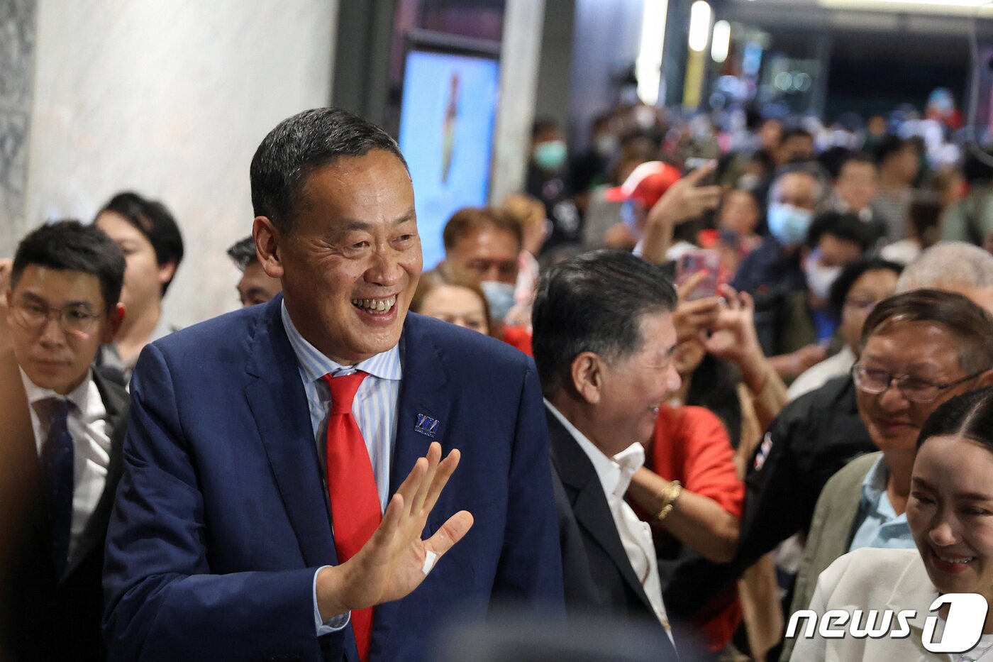 본문 이미지 - 22일(현지시간) 부동산 재벌 출신 세타 타위신(60)이 제30대 태국 총리로 선출됐다. 사진은 이날 총리 당선 발표 후 지지자들과 인사하는 세타. 2023.08.22/ ⓒ 로이터=뉴스1 ⓒ News1 박재하 기자