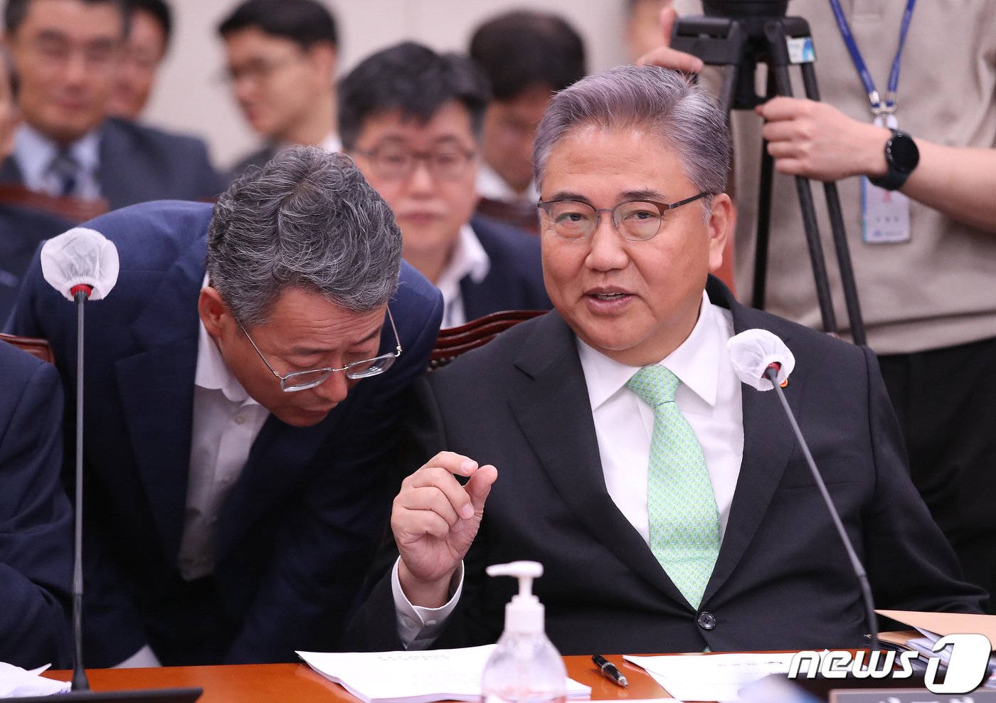 본문 이미지 - 박진 외교부 장관(오른쪽)이 23일 오전 서울 여의도 국회에서 열린 외교통일위원회 전체회의에서 관계자와 이야기를 나누고 있다. 2023.8.23/뉴스1 ⓒ News1 임세영 기자