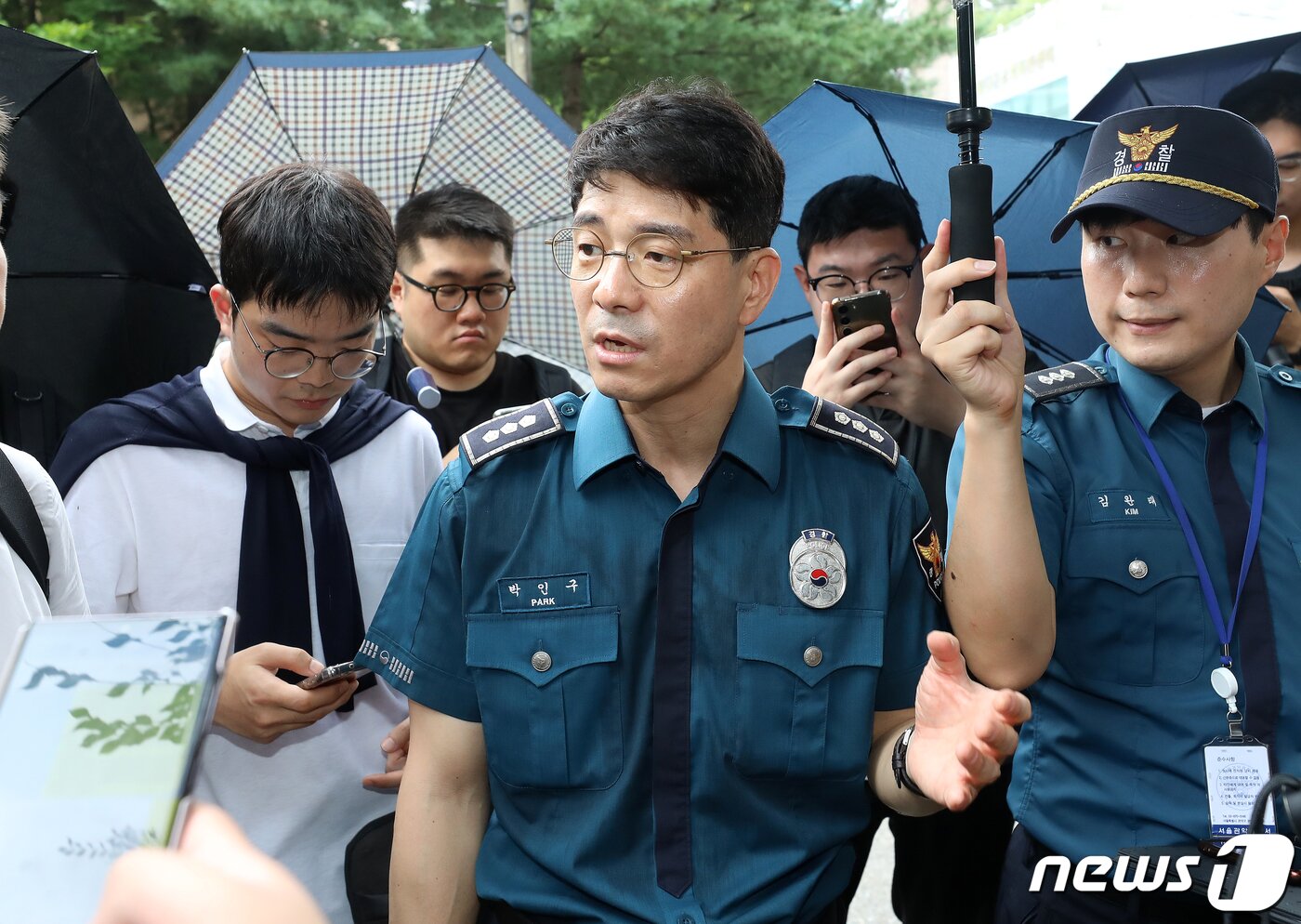 본문 이미지 - 박인구 관악경찰서 112실장이 23일 오전 서울 관악구 목골산 둘레길 공원 입구에서 취재진과 인터뷰를 하고 있다. 최근 관악경찰서는 '관악 둘레길 산악순찰대'를 시범 운영하며 최근 성폭행 사건이 발생한 목골산을 비롯한 관악산 일대 둘레길을 매일 순찰한다고 밝혔다. 2023.8.23/뉴스1 ⓒ News1 김진환 기자