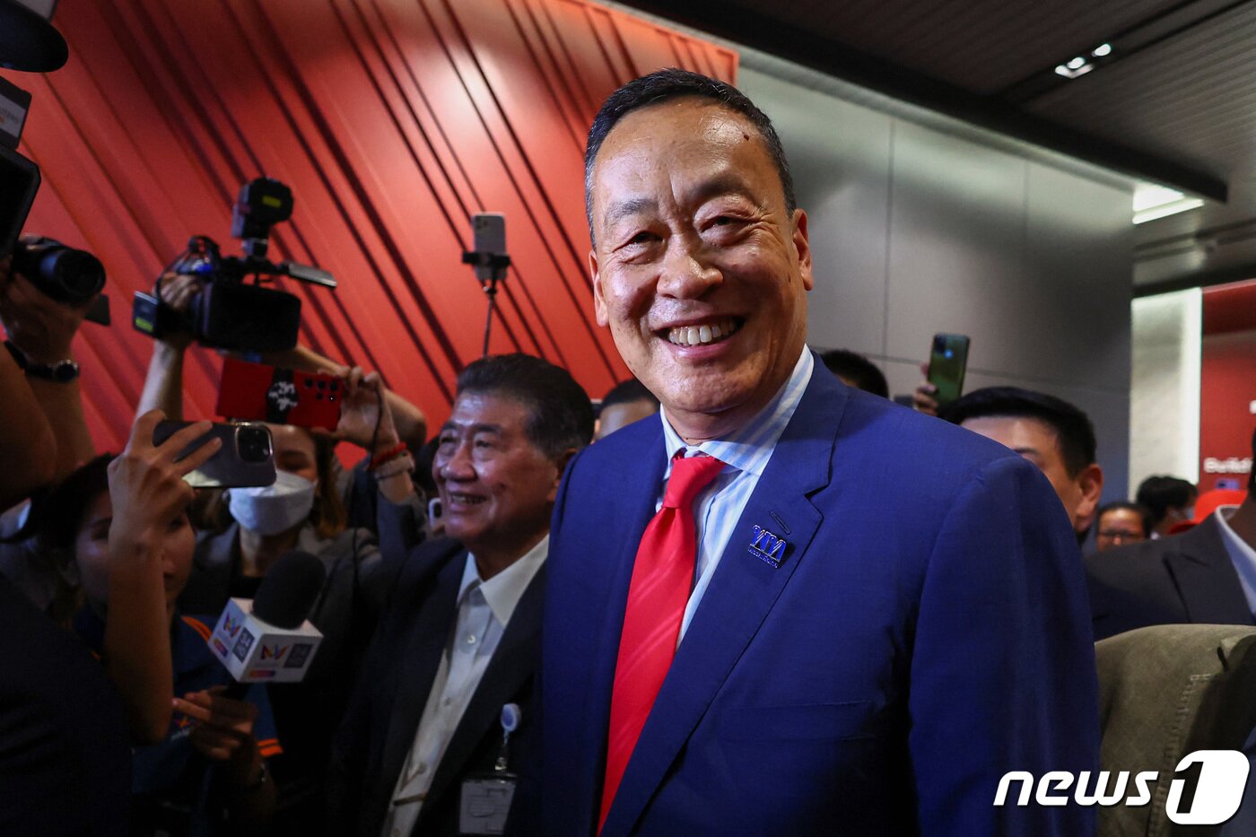 본문 이미지 - 22일(현지시간) 부동산 재벌 출신 세타 타위신(60)이 제30대 태국 총리로 선출됐다. 사진은 이날 총리 당선 발표 후 기자회견에 참석하는 세타. 2023.08.22/ ⓒ 로이터=뉴스1 ⓒ News1 박재하 기자