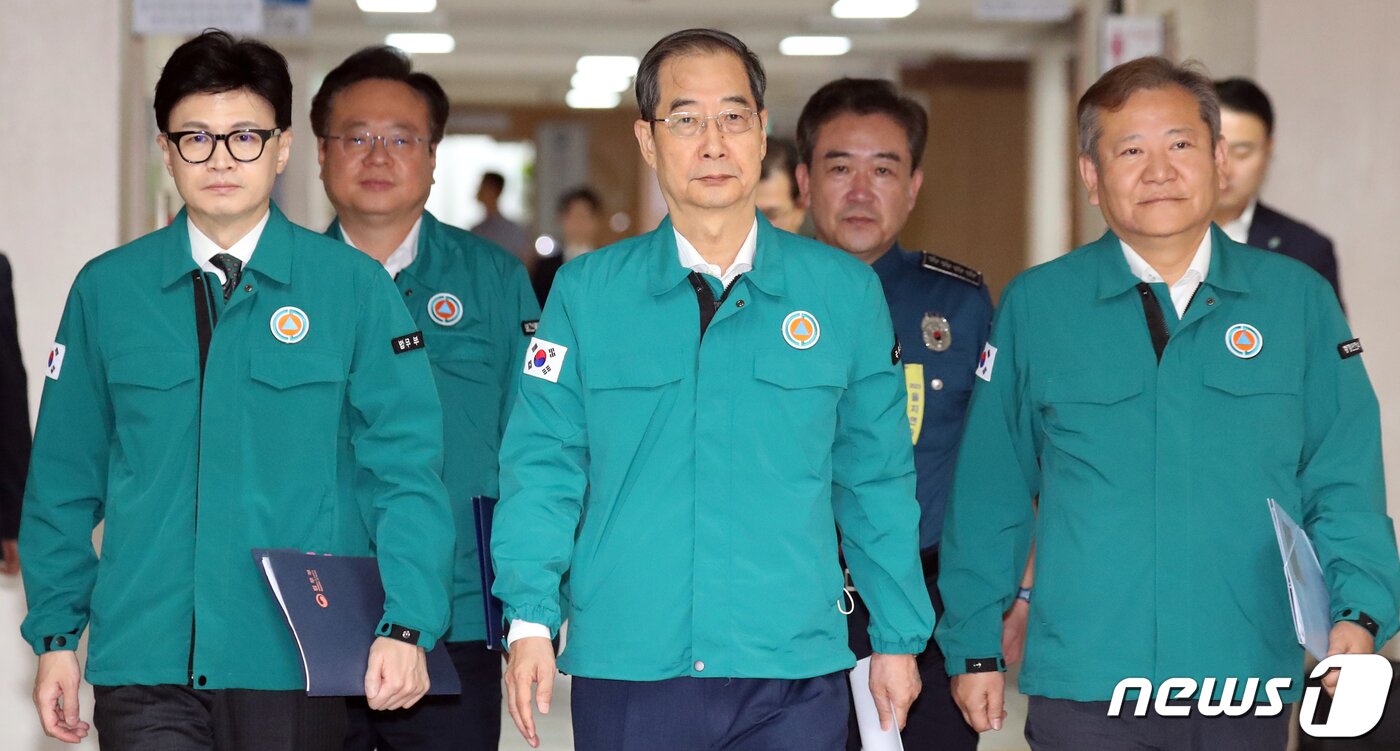 본문 이미지 - 한덕수 국무총리와 장관들이 23일 오전 서울 종로구 세종대로 정부서울청사에서 이상동기 범죄 재발 방지를 위한 담화문을 발표하기 위해 이동하고 있다. 2023.8.23/뉴스1 ⓒ News1 김명섭 기자