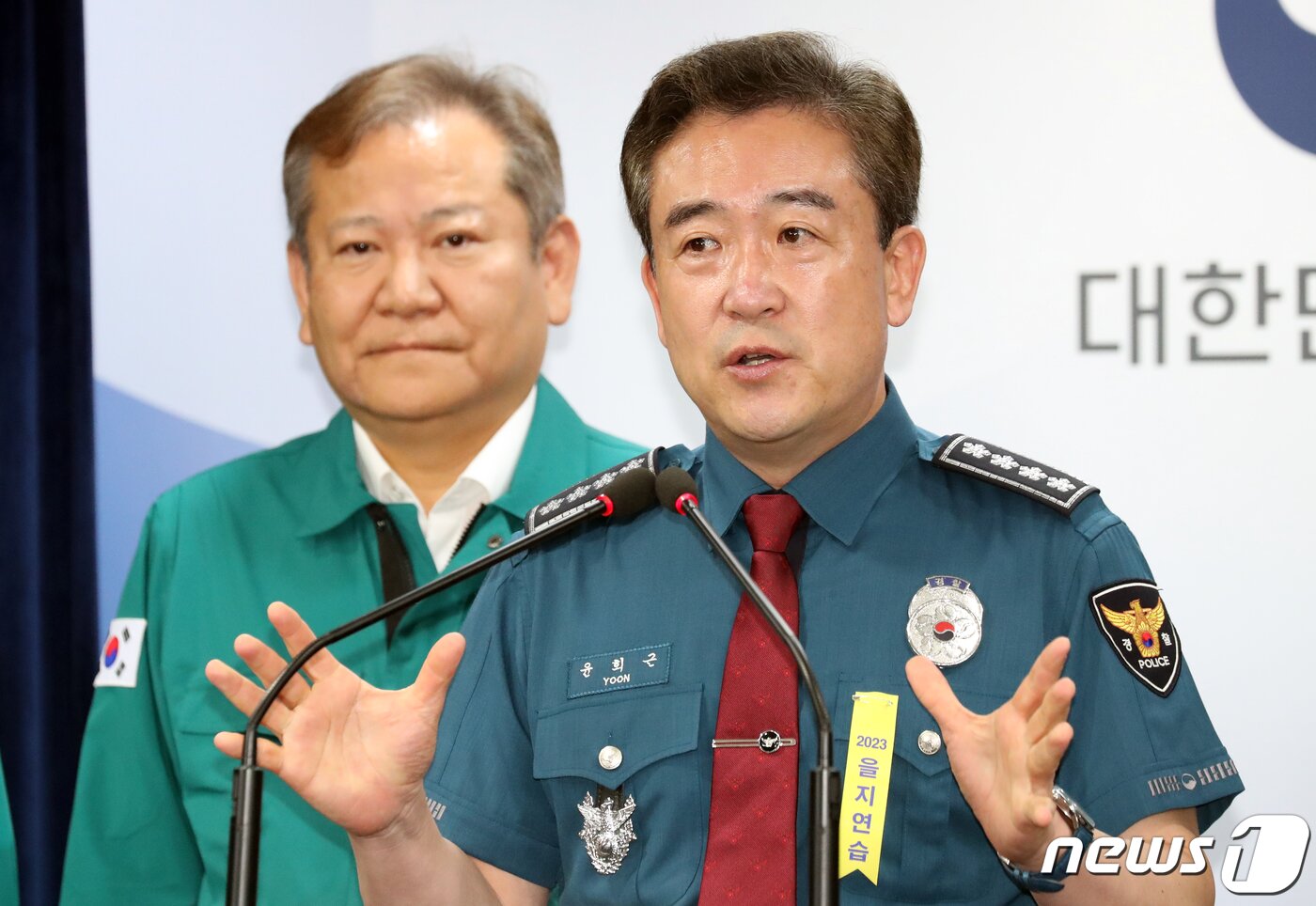 본문 이미지 - 윤희근 경찰청장이 23일 오전 서울 종로구 세종대로 정부서울청사에서 열린 한덕수 국무총리의 이상동기 범죄 재발 방지를 위한 담화문 발표 후 취재진의 질문에 답변하고 있다. 2023.8.23/뉴스1 ⓒ News1 김명섭 기자