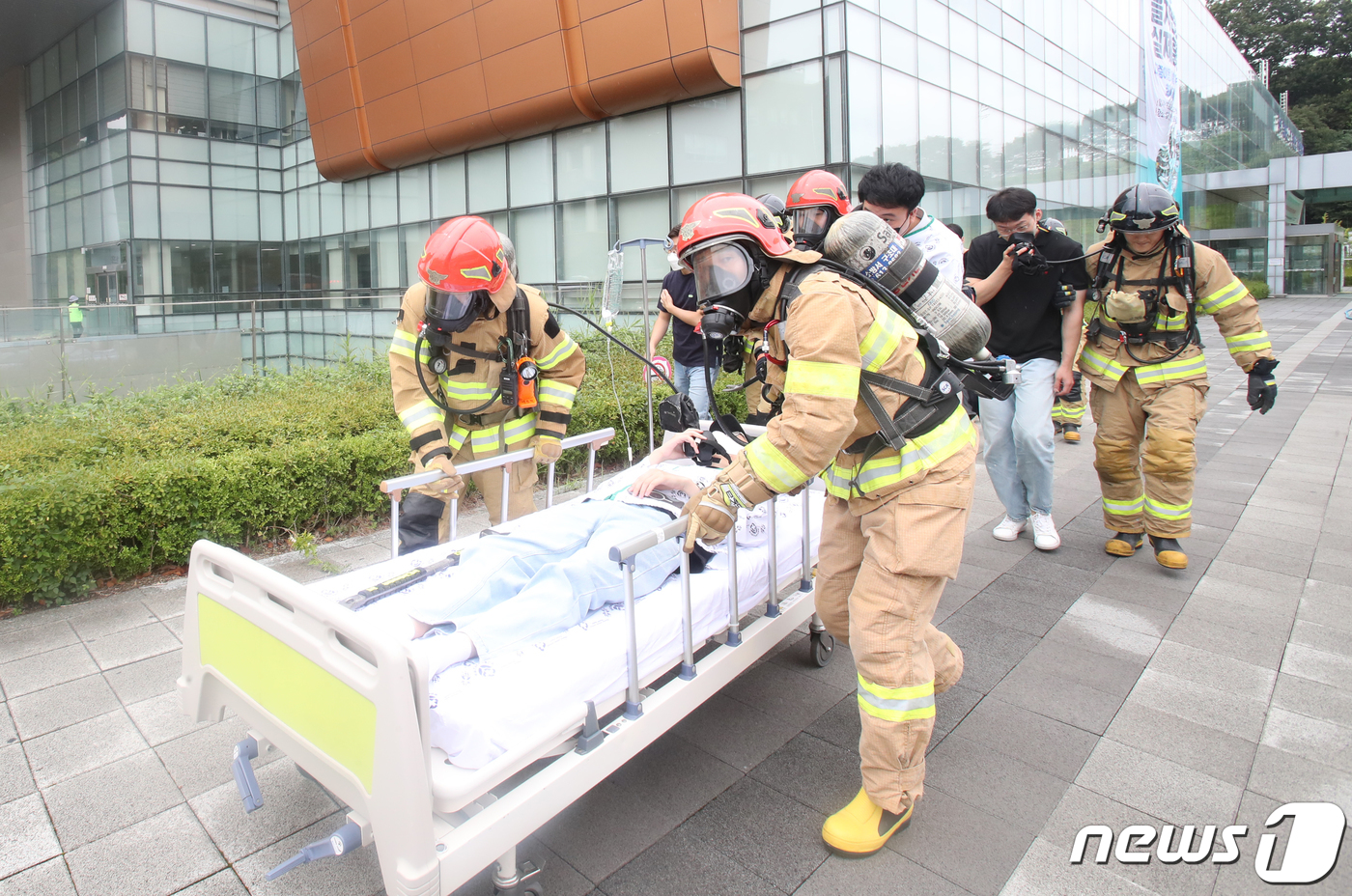(광주=뉴스1) 김태성 기자 = 2023을지연습 3일차인 23일 광주시 남구 빛고을 전남대병원에서 실시한  '다중이용시설 테러 및 화재 대비 실전훈련'에서 소방대원들이 응급환자를 …