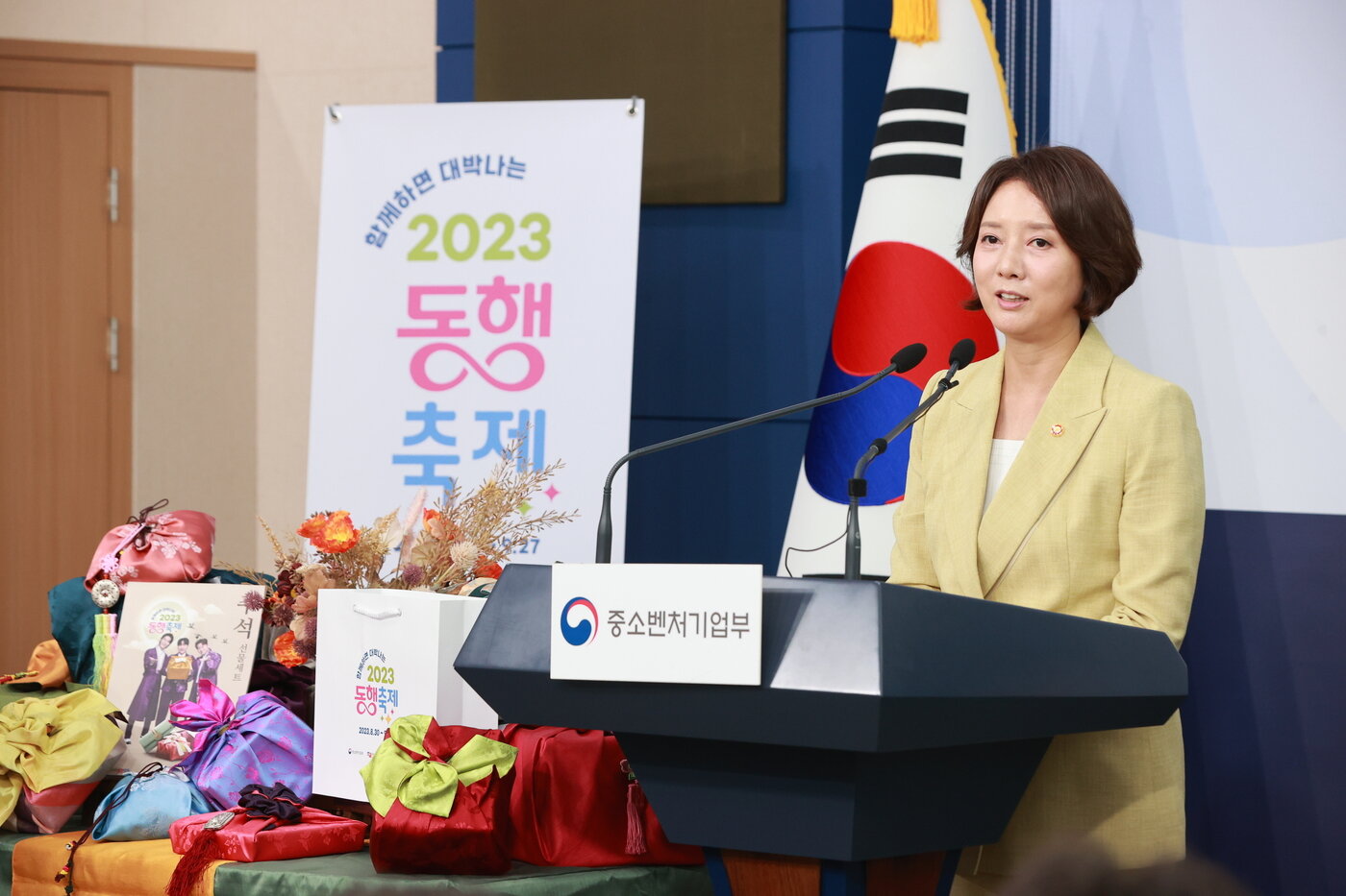 본문 이미지 - 이영 장관이 23일 서울 정부청사 별관에서 '황긍녘 동행축제' 추진 계획을 발표하고 있다. (사진 = 중소벤처기업부)