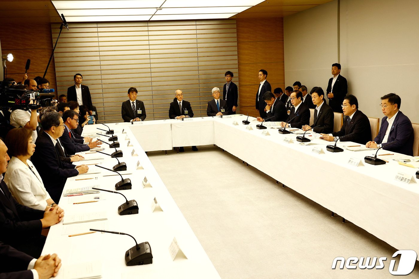 기시다 후미오 일본 총리가 22일&#40;현지시간&#41; 도쿄 총리 관저에서 후쿠시마 오염수 방류를 위한 관계 각료, 위원회 대표들과 회의에 참석을 하고 있다. 2023.8.23 ⓒ 로이터=뉴스1 ⓒ News1 우동명 기자