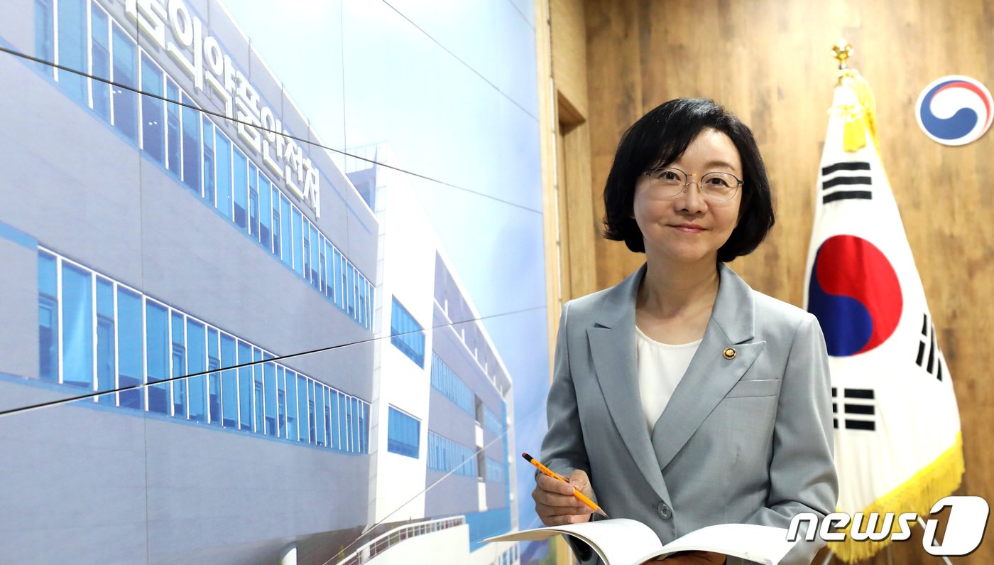 본문 이미지 - 오유경 식약처장이 22일 충북 청주시 흥덕구 오송읍 식품의약품안전처에서 뉴스1과 인터뷰를 하고 있다. 2023.8.22/뉴스1 ⓒ News1 김기남 기자