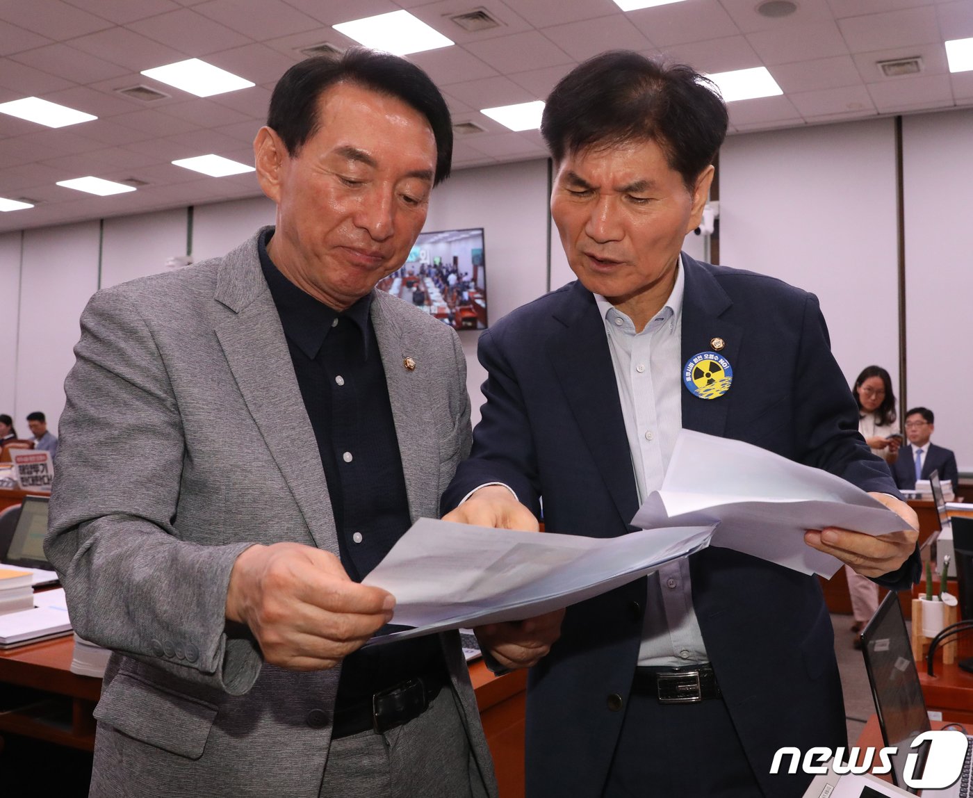 국회 외통위 김석기 국민의힘 간사와 이용선 더불어민주당 간사가 23일 서울 여의도 국회에서 열린 외교통일위원회 전체회의에서 대화를 하고 있다. 2023.8.23/뉴스1 ⓒ News1 송원영 기자