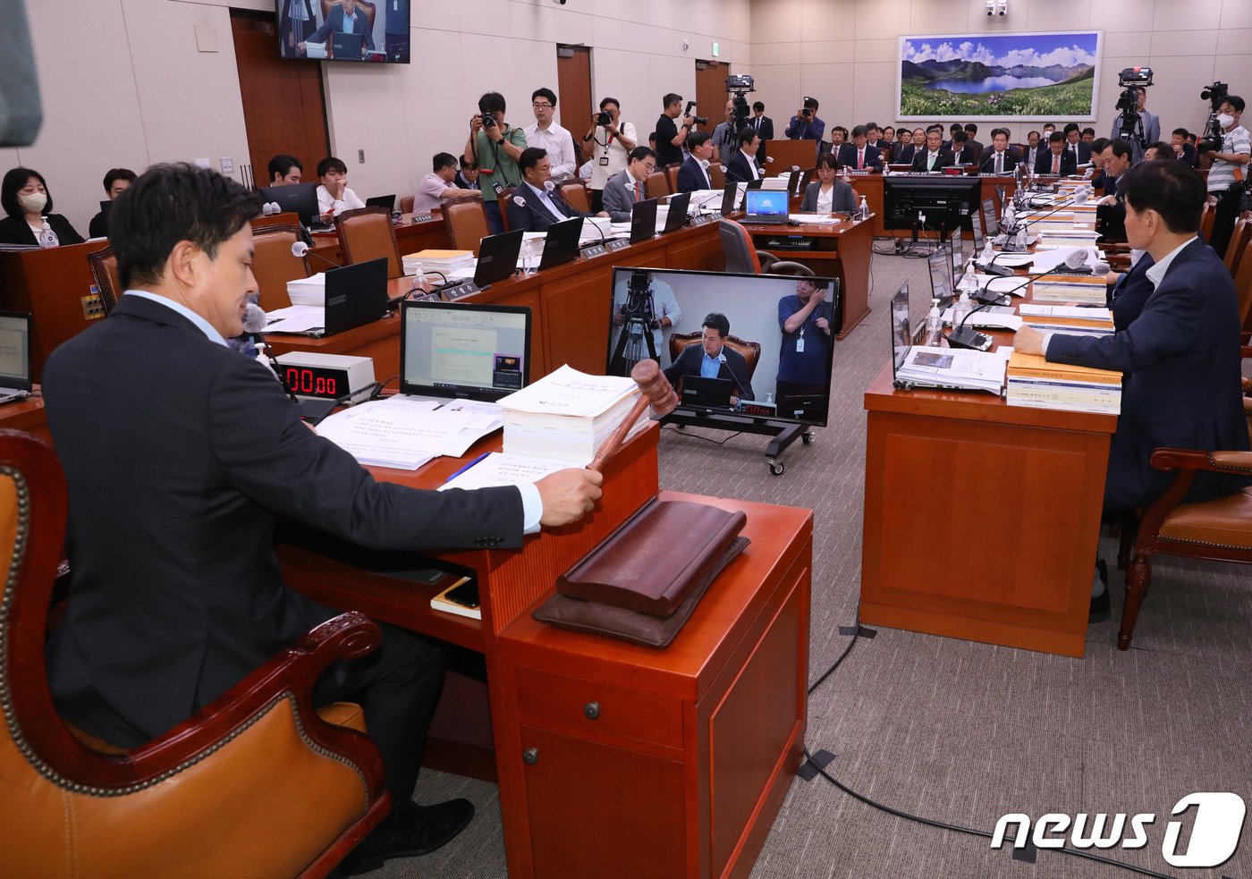 김태호 국회 외통위 위원장이 23일 서울 여의도 국회에서 열린 외교통일위원회 전체회의에서 의사봉을 두드리고 있다. 2023.8.23/뉴스1 ⓒ News1 송원영 기자