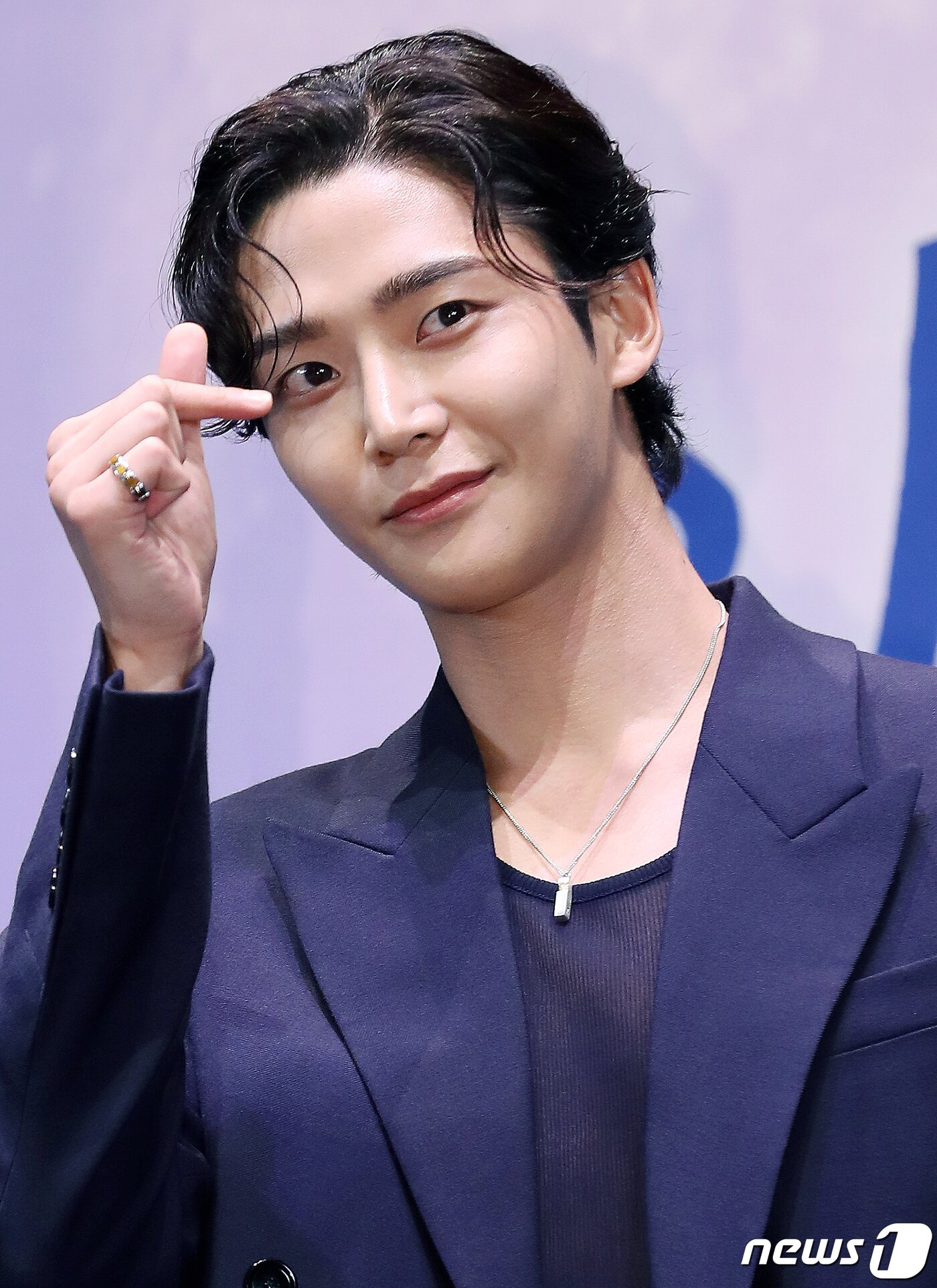 본문 이미지 - 배우 겸 SF9 로운이 23일 오후 서울 구로구 신도림동 라마다서울신도림에서 열린 JTBC 새 수목드라마 ‘이 연애는 불가항력’ 제작발표회에서 포즈를 취하고 있다. ‘이 연애는 불가항력’은 3백여 년 전 철저히 봉인되었던 금서를 얻게 된 말단 공무원 이홍조(조보아)와 그 금서의 희생양이 된 변호사 장신유(로운)의 불가항력적 로맨스를 그린 작품으로 23일 밤 10시 30분 첫 방송된다. 2023.8.23/뉴스1 ⓒ News1 김진환 기자