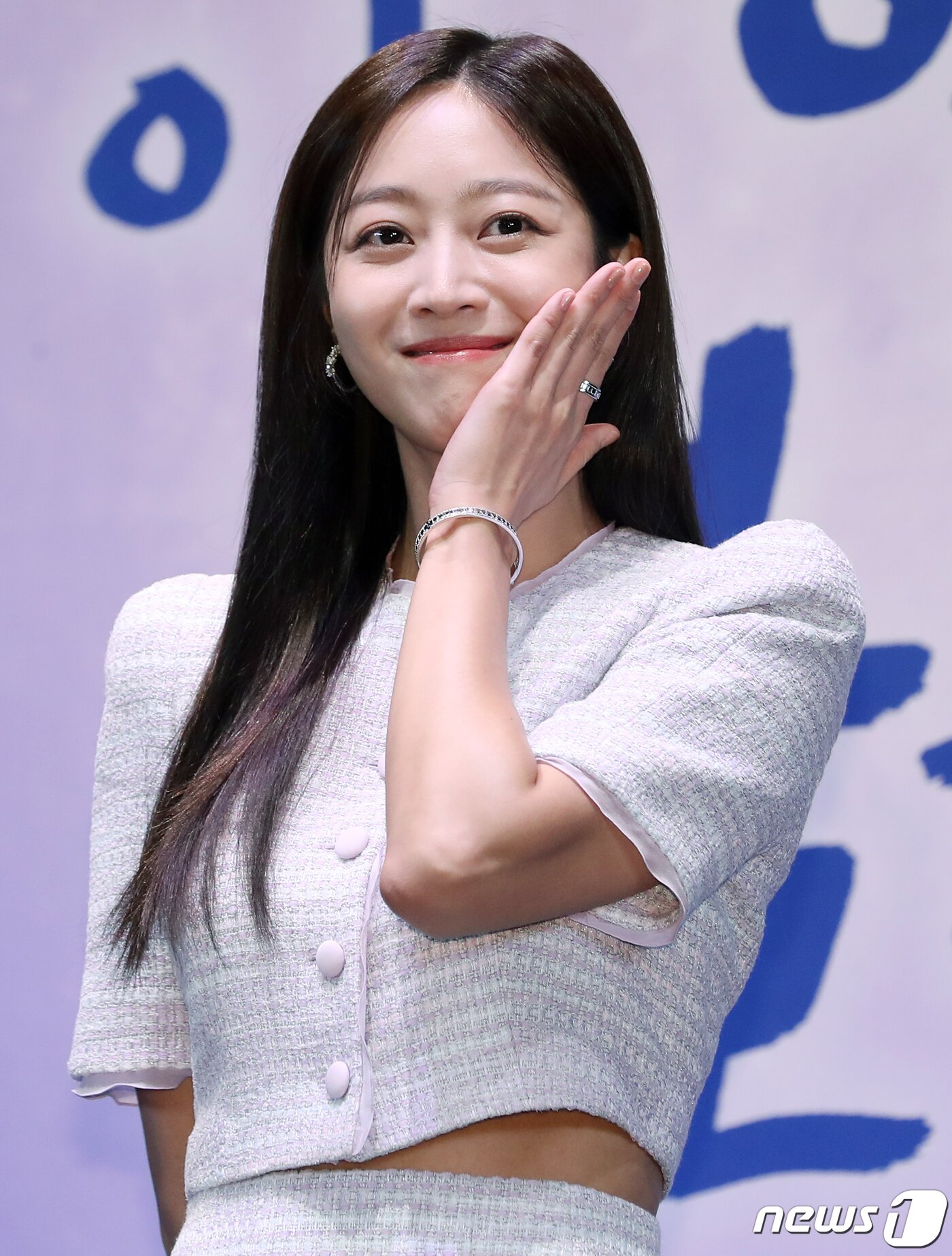 본문 이미지 - 배우 조보아가 23일 오후 서울 구로구 신도림동 라마다서울신도림에서 열린 JTBC 새 수목드라마 ‘이 연애는 불가항력’ 제작발표회에서 포즈를 취하고 있다. ‘이 연애는 불가항력’은 3백여 년 전 철저히 봉인되었던 금서를 얻게 된 말단 공무원 이홍조(조보아)와 그 금서의 희생양이 된 변호사 장신유(로운)의 불가항력적 로맨스를 그린 작품으로 23일 밤 10시 30분 첫 방송된다. 2023.8.23/뉴스1 ⓒ News1 김진환 기자