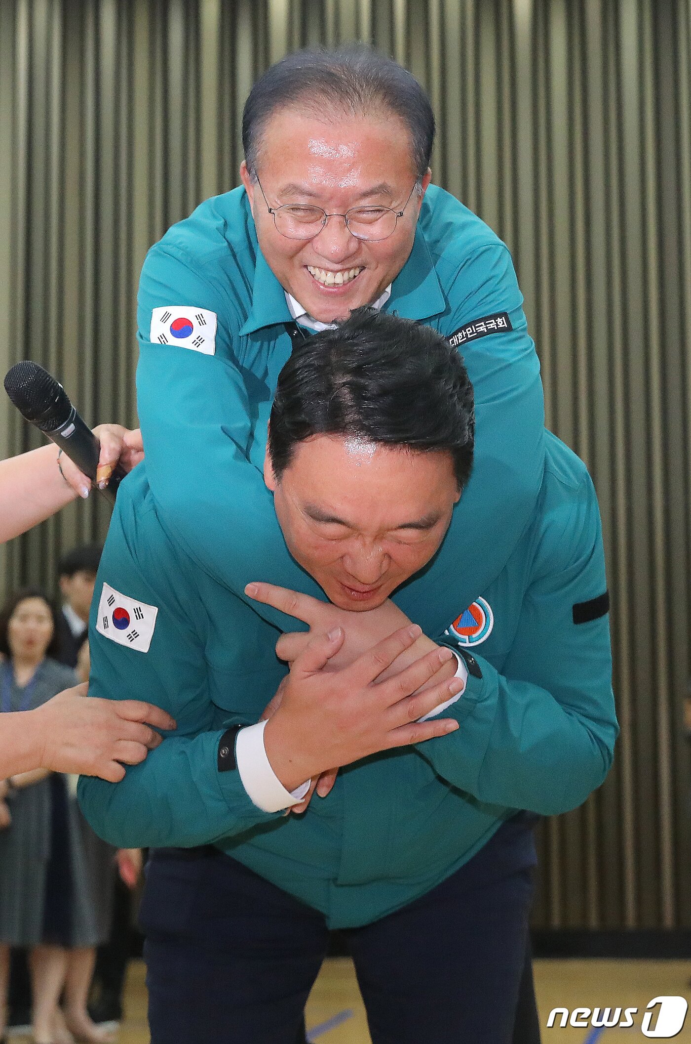 본문 이미지 - 공습 대비 민방위 훈련(민방공훈련)이 실시된 23일 서울 여의도 국회 지하강당에서 정희용 국민의힘 의원이 윤재옥 원내대표를 업고 부상자 이송법 훈련을 하고 있다. 2023.8.23/뉴스1 ⓒ News1 임세영 기자