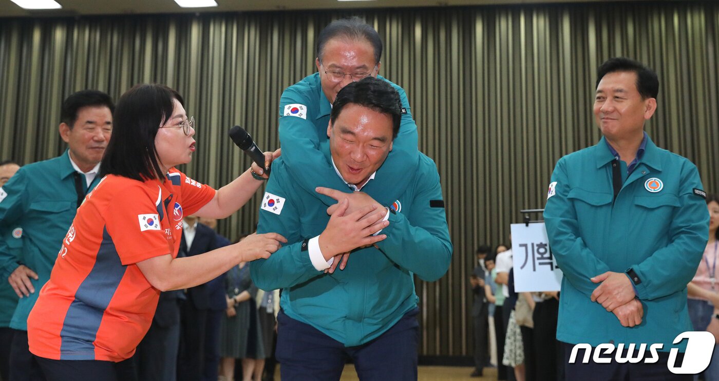 본문 이미지 - 공습 대비 민방위 훈련(민방공훈련)이 실시된 23일 서울 여의도 국회 지하강당에서 정희용 국민의힘 의원이 윤재옥 원내대표를 업고 부상자 이송법 훈련을 하고 있다. 2023.8.23/뉴스1 ⓒ News1 임세영 기자
